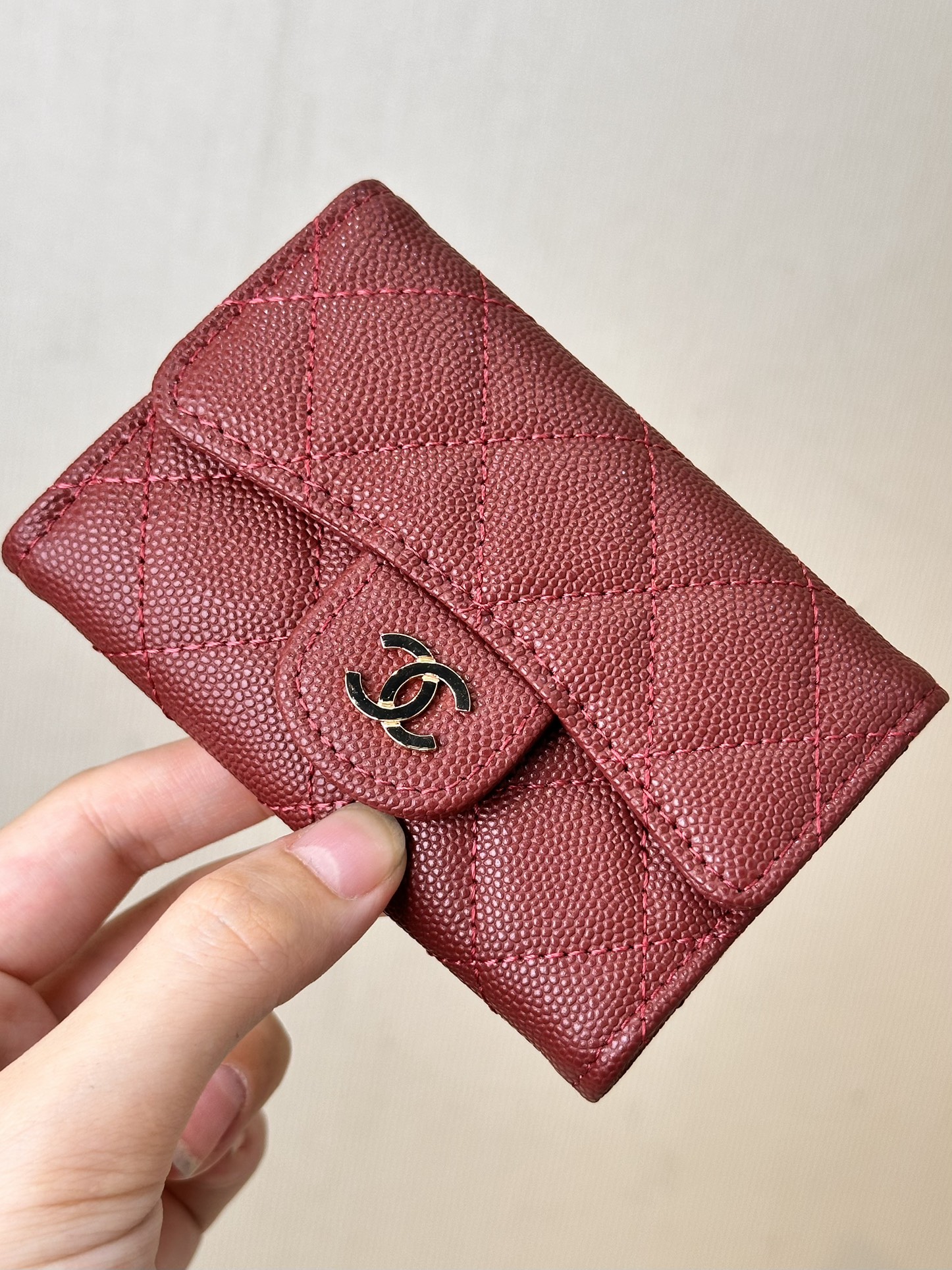 NO:672183,0219 Xiaoxiang/Chane* Coin Purse, this is both a coin purse and a card holder, and it is also a super classic one. The double C hardware logo design on the front is low-key and does not lack the brand. It has a flip snap closure design. There are two small compartments inside. The capacity is impressive and can meet your needs when going out. The bright-colored hardware is really high-end. It is made by the original factory and the details are carefully considered. The overall is superb. chanel wallet, chanel, wallets198609090219 小香/Chane*零钱包,这款既是一只零钱包也可以是一只卡包,也是超经典的一款了,正面双C五金logo设计,低调又不缺失品牌的彰显,翻盖按扣开合设计 ,内里有两个小隔层 ,容量感人,能满足你的出门所需,亮色五金真心高级,原厂重工的制作,细节经的起推敲,整体超级赞,chanel钱包,chanel,wallets,欧美剧