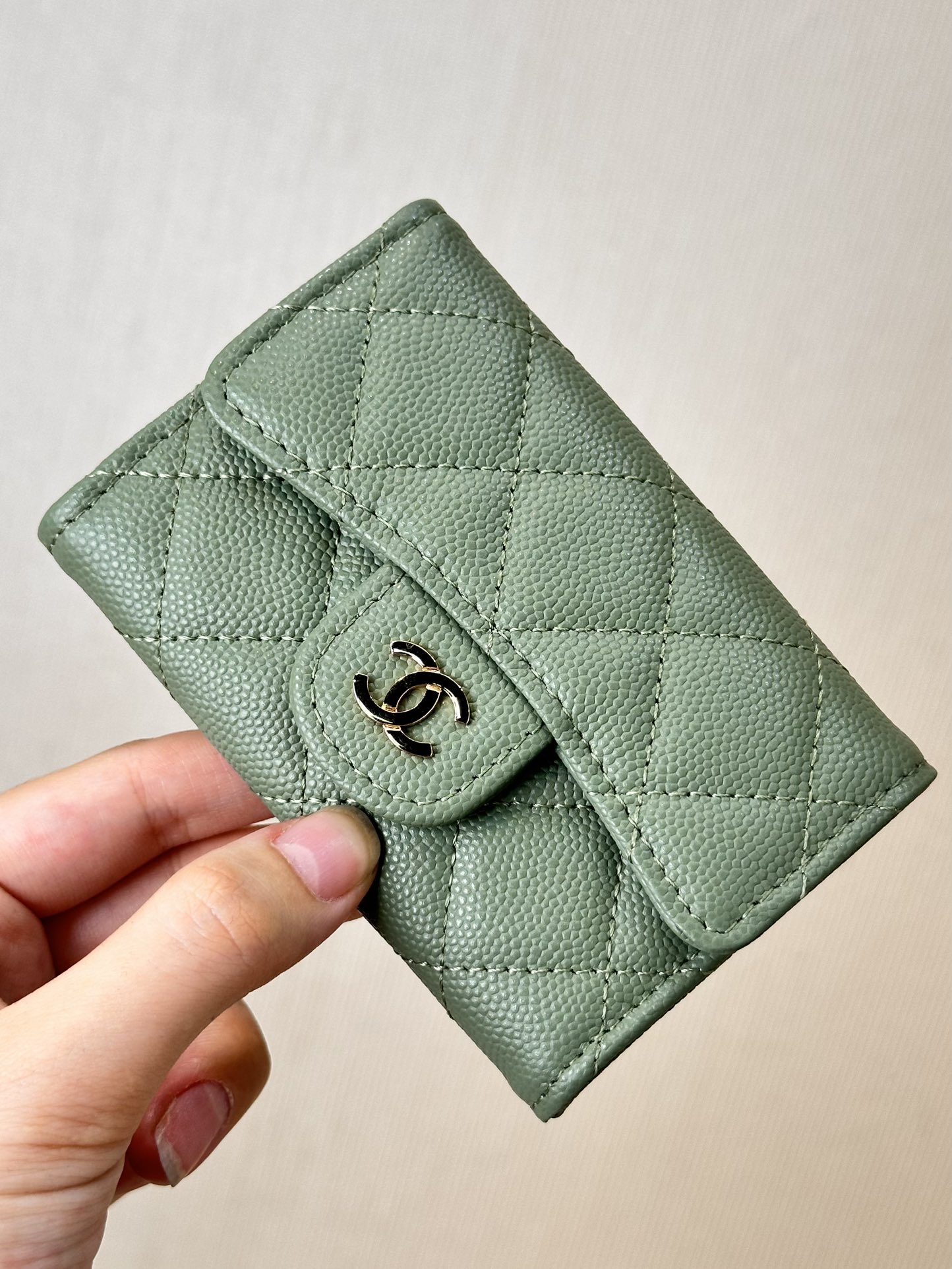 NO:672179,0219 Caviar ball-grain first-layer cowhide, with clear grains, three-dimensional roundness, and invincible concave-convex feeling and luster. Provided by internal channels of the trading company. After the grains are enlarged, the texture of each grain is clear and three-dimensional. The grains are irregular and of different sizes to show the perfection of high-quality leather. chanel wallet, chanel, wallets, cowhide198609090219 鱼子酱球纹头层牛皮,颗粒分明,立体圆润,凹凸感和光泽感简直无敌,贸易公司内部渠道提供,颗粒放大后一颗颗的纹理清晰立体,颗粒无规则的,大小不一才可呈现出优质皮革的完美,chanel钱包,chanel,wallets,cowhide,欧美剧