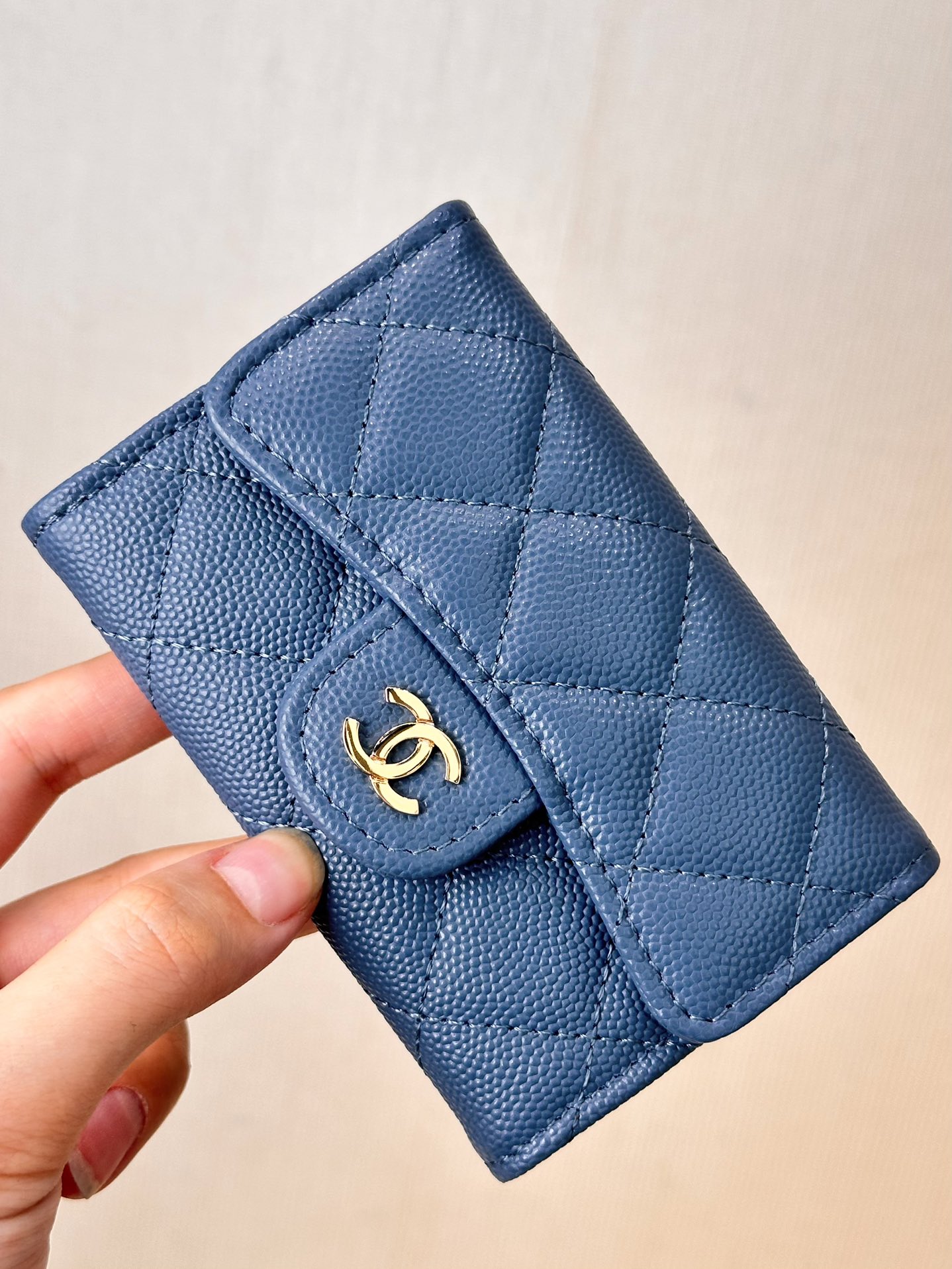 NO:672178,0219 The brand customer provides Xiaoxiang double C.logo logo hardware to highlight the brand recognition. The classic logo logo bright hardware has a mellow color. The whole thing shows Xiaoxiang’s ultimate high-quality craftsmanship. This is a hardware that requires the original factory’s unique electroplating process effect. The whole thing is exquisite, chanel wallets, chanel, wallets.198609090219 品牌客供小香双C.logo标志五金 彰显品牌辨识度 经典logo标志亮色五金 色泽醇厚 整体都呈现小香的极致精品工艺 这是需要原厂独特电镀工艺效果 才可以做 出来的五金 整个精致到不行,chanel钱包,chanel,wallets,欧美剧