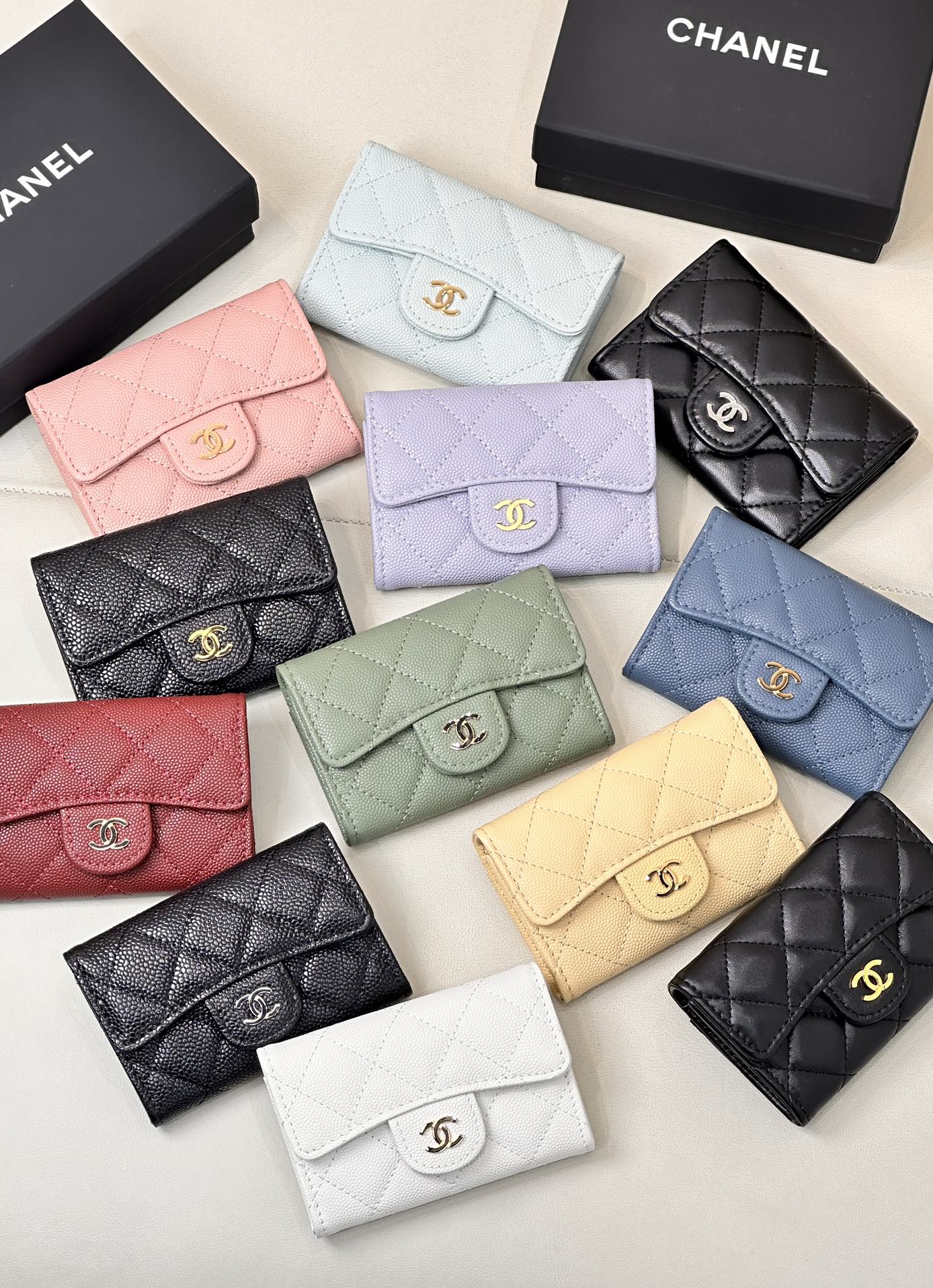 NO:672167,0219 I have been selling wallets and card holders for several years...too many regular customers have been following up on replenishment orders!  Come on, the wallet/card holder, gold buckle and silver buckle colors are all collected this time. It is really a style that can be sold by just transferring pictures!  !  Chane* small coin purse is here!  Timeless style!  Many customers have asked me for CF series coin purses before; I have screened many of them, and we will not touch them if they are not good ones!  The leather is so important, it’s not the kind that’s available in large quantities on the market!  It’s not something that can be easily obtained through ordinary relationship channels!  The whole bag is very delicate and compact, it is small and does not take up much space in the bag!  I have always needed a coin card holder, and this one can really be kept for myself; the leather texture is incredible!  There are two materials in total, sheepskin and caviar cowhide!  If you can buy it at our price, it’s really a great value and you can make a profit!  Pure welfare item, why don’t you hurry up and collect this kind of wool!  !  !  Size 11/8/2cm,chanel wallet,chanel,wallets,cowhide,sheepskin198609090219 卖了几年的钱包和卡包……太多老客一直在不断跟着补单的款！快来,钱包/卡包,金扣和银扣颜色这次全部集齐了,真的是转图就能卖的款！！ Chane*小零钱包来了！永不过时的款式！之前很多客户找我要CF系列的零钱包；我也是筛选了不少,不是好的我们坚决不碰！皮料太关键了,不是市面上一大把的那种哈！不是一般关系渠道都不会轻易拿到的！ 整个包非常精致小巧,放在包里小小的又不占位置！一直需要一个零钱卡包,这个真的可以自留；皮料质感逆天！ 一共两个材质,羊皮和鱼子酱牛皮的都有！我们这个价格,你能买到,真的是超值的,买到赚到！ 纯纯的福利款,这种羊毛还不赶紧来薅吗！！！ 尺寸11/8/2cm,chanel钱包,chanel,wallets,cowhide,sheepskin,欧美剧