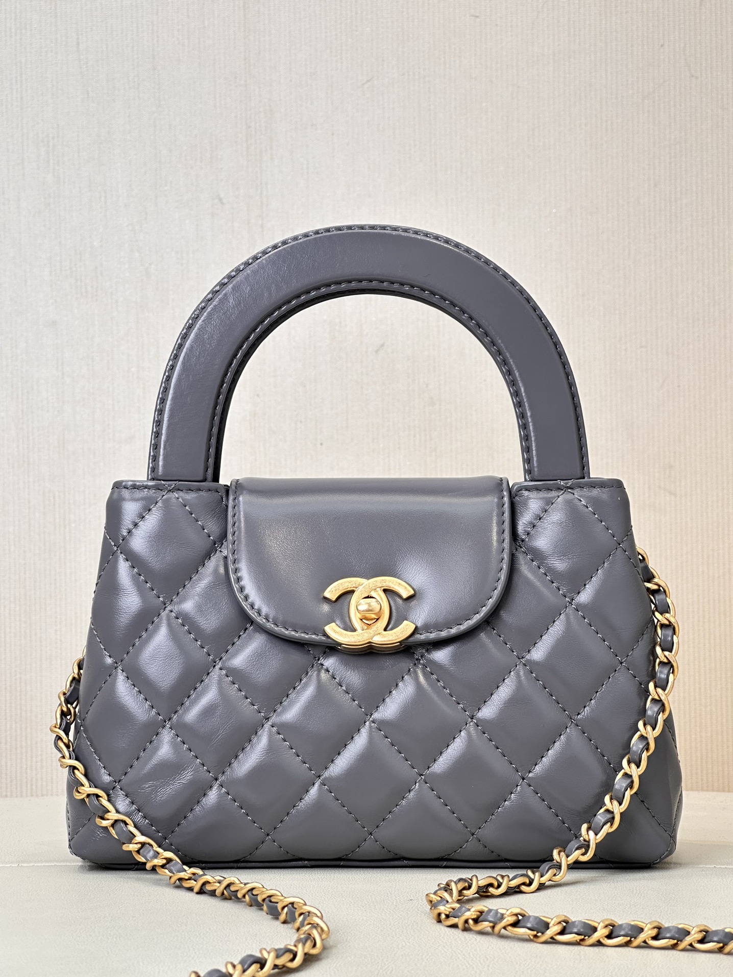 CHANEL KELLY 純正皮革 輸入オイルワックスレザー 柔軟で油分豊か 使うほどに透明感と艶が増す 自然なシボ ソフトで弾力のある手触り