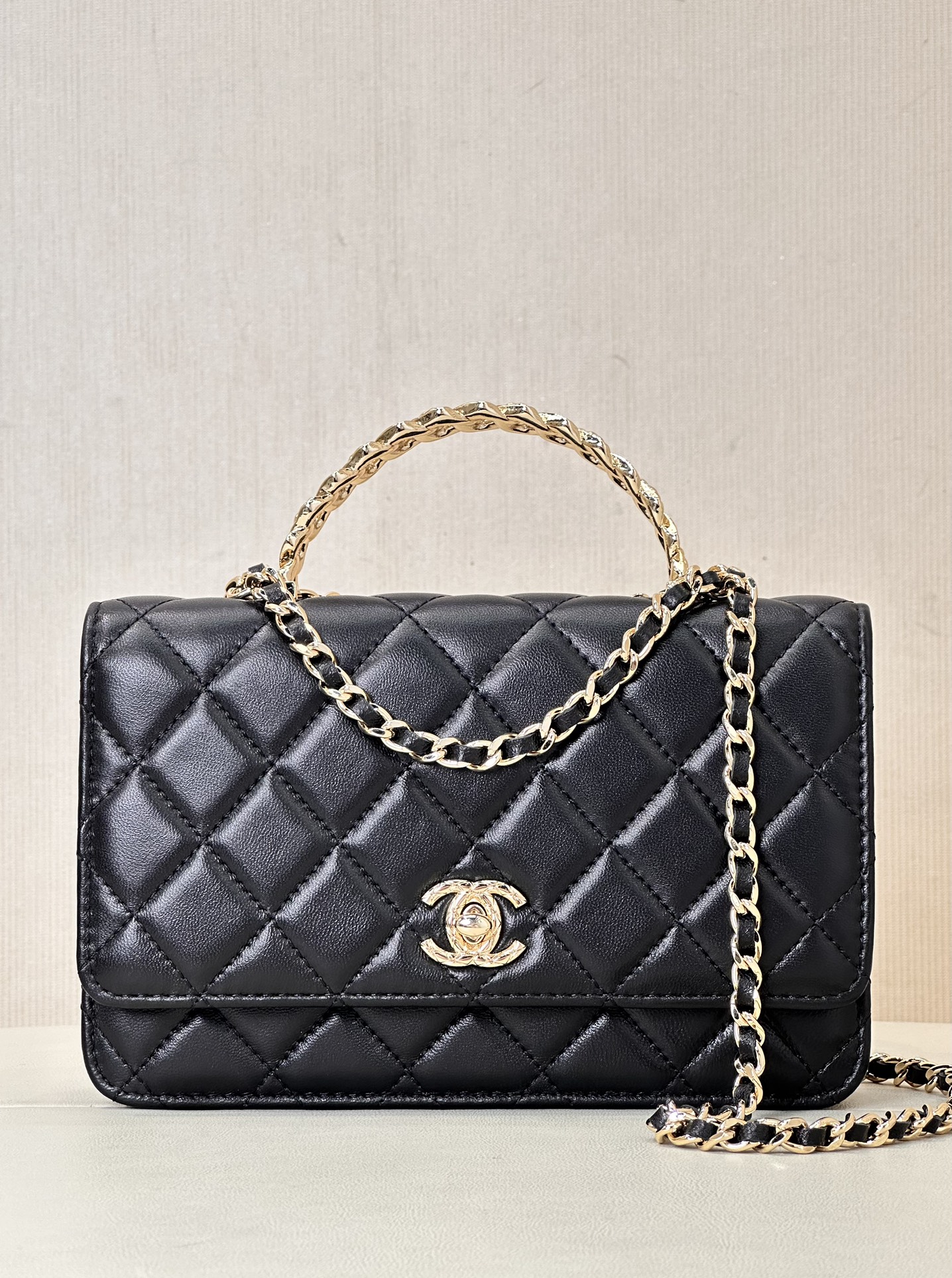 CHANEL WOC с ручкой в виде пшеничного колоса и стразами, сумка на цепочке с инкрустацией буквами, носится в руке или через плечо, компактная и изящная, универсальная и элегантная, вместительная, высшее качество