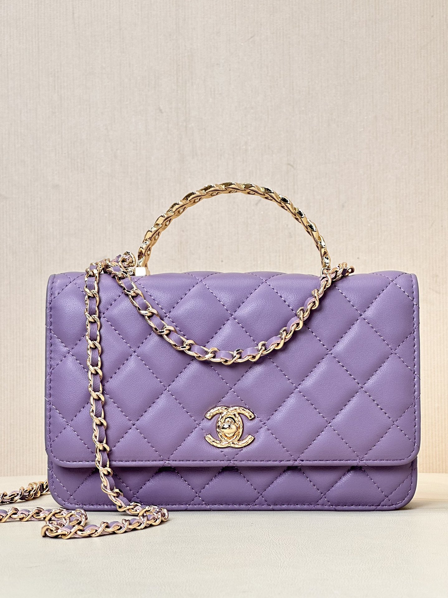 CHANEL WOC с ручкой в виде пшеничного колоса и стразами, сумка на цепочке с инкрустацией буквами, носится в руке или через плечо, компактная и изящная, универсальная и элегантная, вместительная, высшее качество