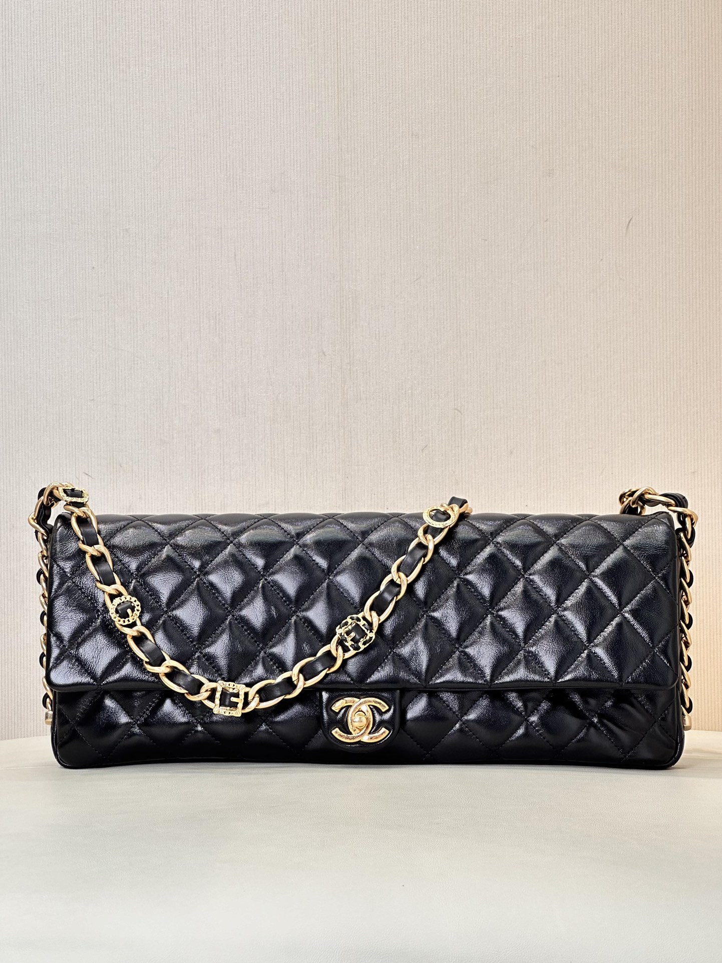 CHANEL 24A MAXI Baguette Clutch Oil Wax Lambskin Chain Shoulder Clutch Vintage - Top Quality
