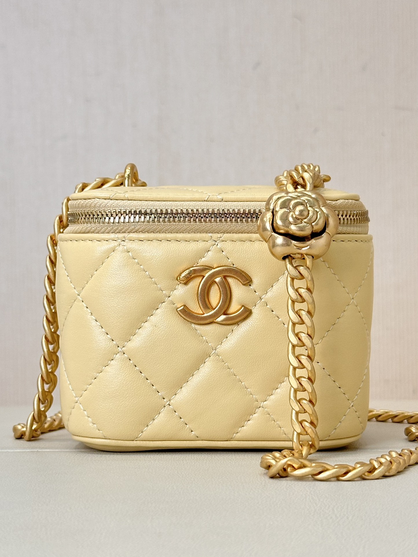 CHANEL 23C Petite pochette à double perle noir et or, double perle dorée, chaîne réglable, mini, cuir d'origine - qualité supérieure