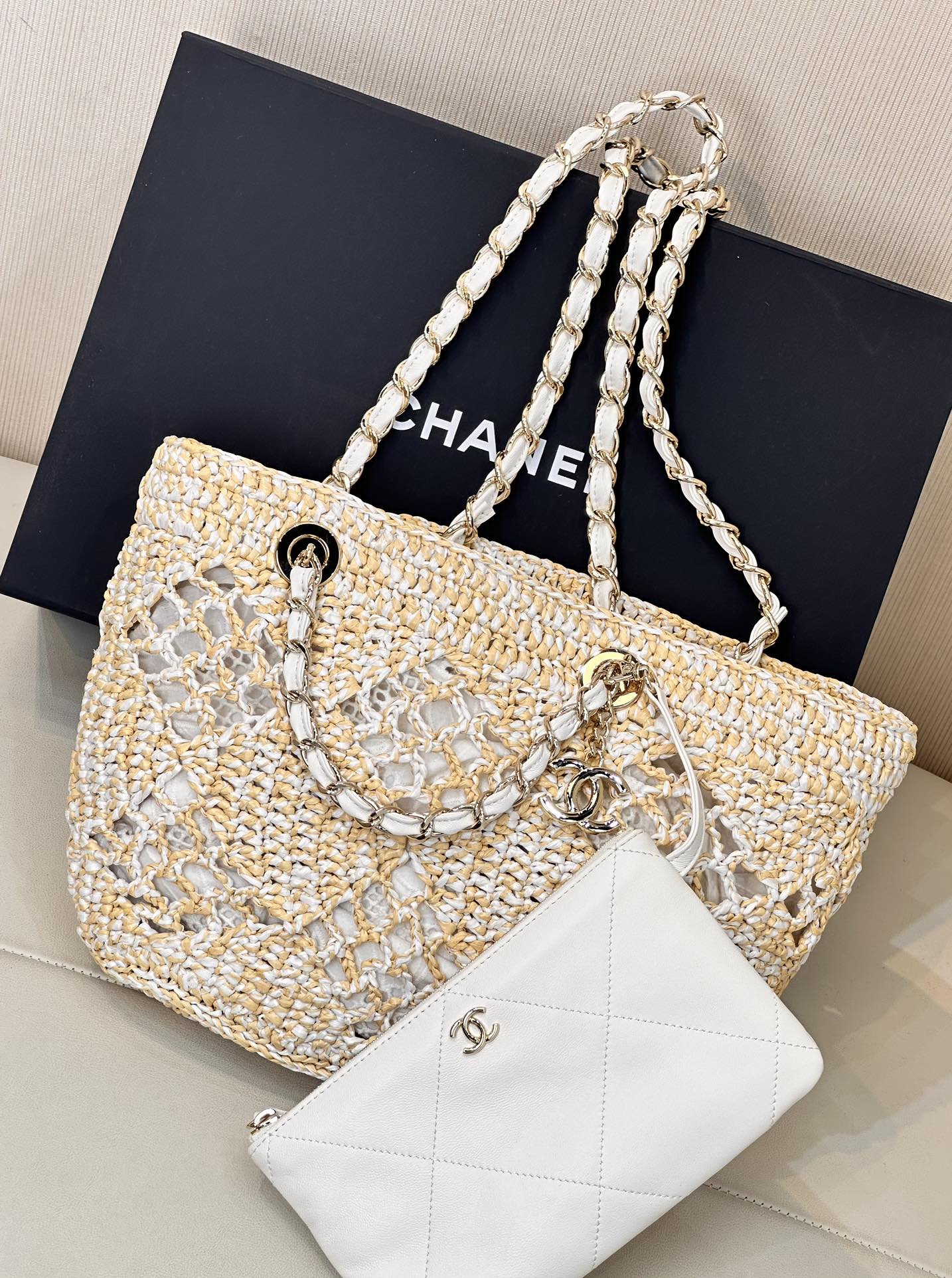 CHANEL シャネル Coco Beach ビーチバッグ 透かし編み ハンドメイド ラフィア レザーチェーン ダブルCロゴ リゾートスタイル 大容量 ワンショルダー手提げ 小サイズ-トップクオリティ