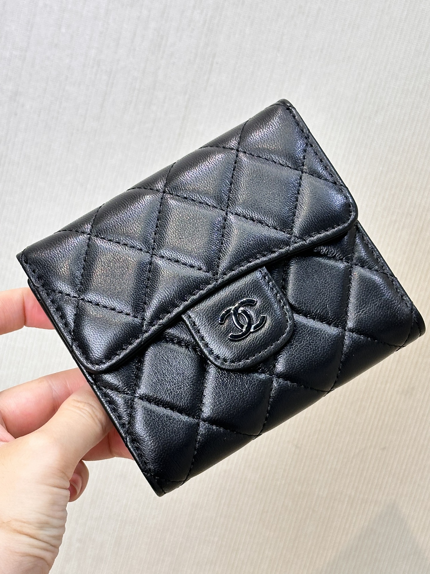 NO:672722,82288 Sheepskin real shot, you can experience it, high-end texture experience!  The level of detail is perfect. The bag is made of lambskin fabric imported from Italy, ensuring that every rhombus is full and consistent!  The rhombus patterns of the bags are all made using imported computer machines, ensuring 100% perfection and zero error!  ,chanel wallet,chanel,wallets,sheepskin1986090982288 羊皮实拍你们感受下,高级质感体验！细致度堪称完美级别,包包釆用意大利进口的小羊皮面料,保证每一个菱格都饱满如一！包包的菱格都是进口电脑车制作完成、确保百分百完美和零误差！,chanel钱包,chanel,wallets,sheepskin,欧美剧