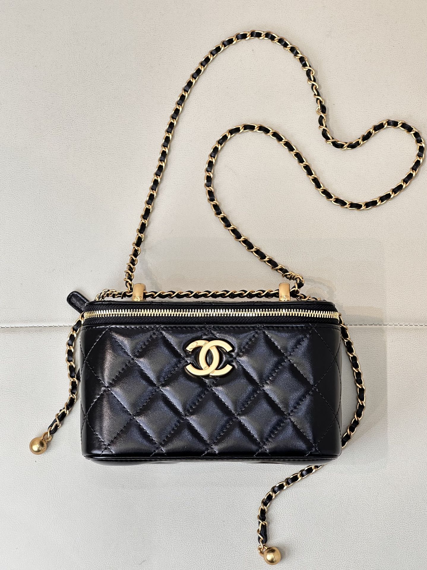 CHANEL 23C Petite pochette à double perle noir et or, double perle dorée, chaîne réglable, mini, format long, cuir d'origine - qualité supérieure