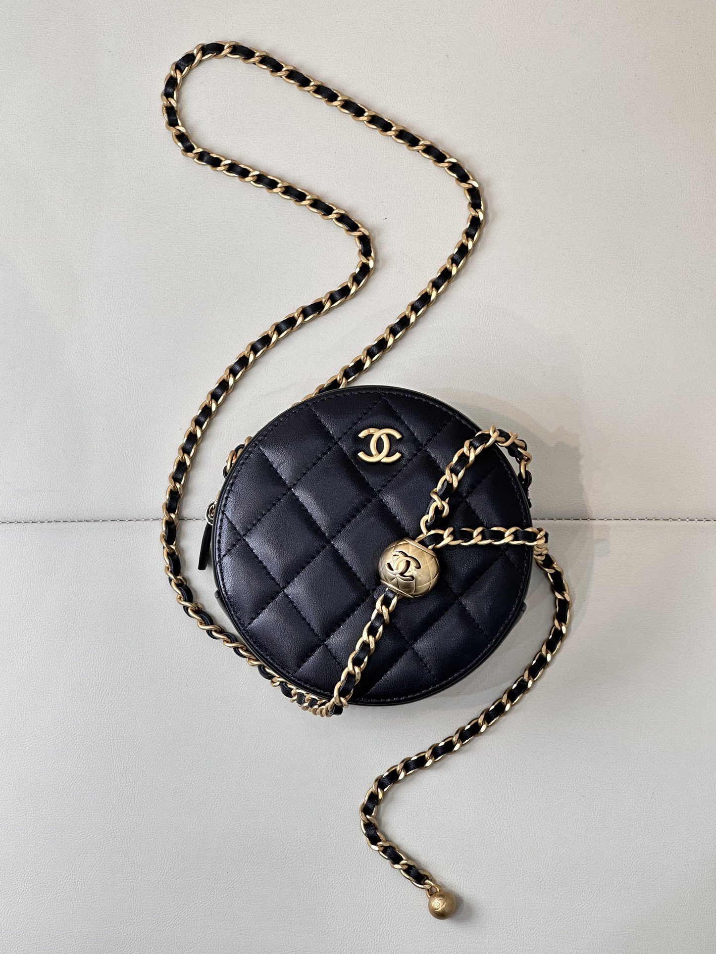 CHANEL quilted gold ball bag round cake bag lambskin adjustable chain shoulder underarm compact youthful versatile - top quality