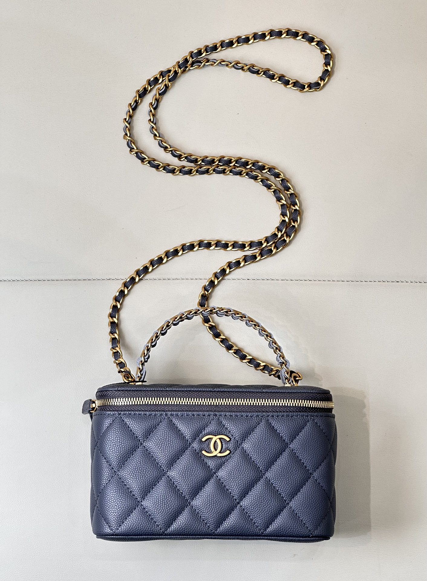 CHANEL Sac long à main rigide avec chaîne en cuir, collection printemps-été 24A, cinq coloris disponibles - qualité supérieure