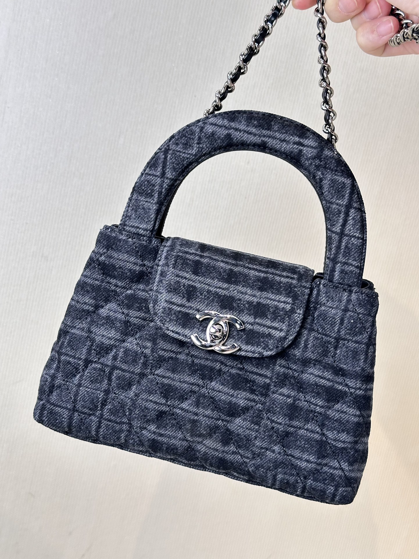 CHANEL KELLY 純正皮革 輸入オイルワックスレザー 柔軟で油分豊か 使うほどに透明感と艶が増す 自然なシボ ソフトで弾力のある手触り