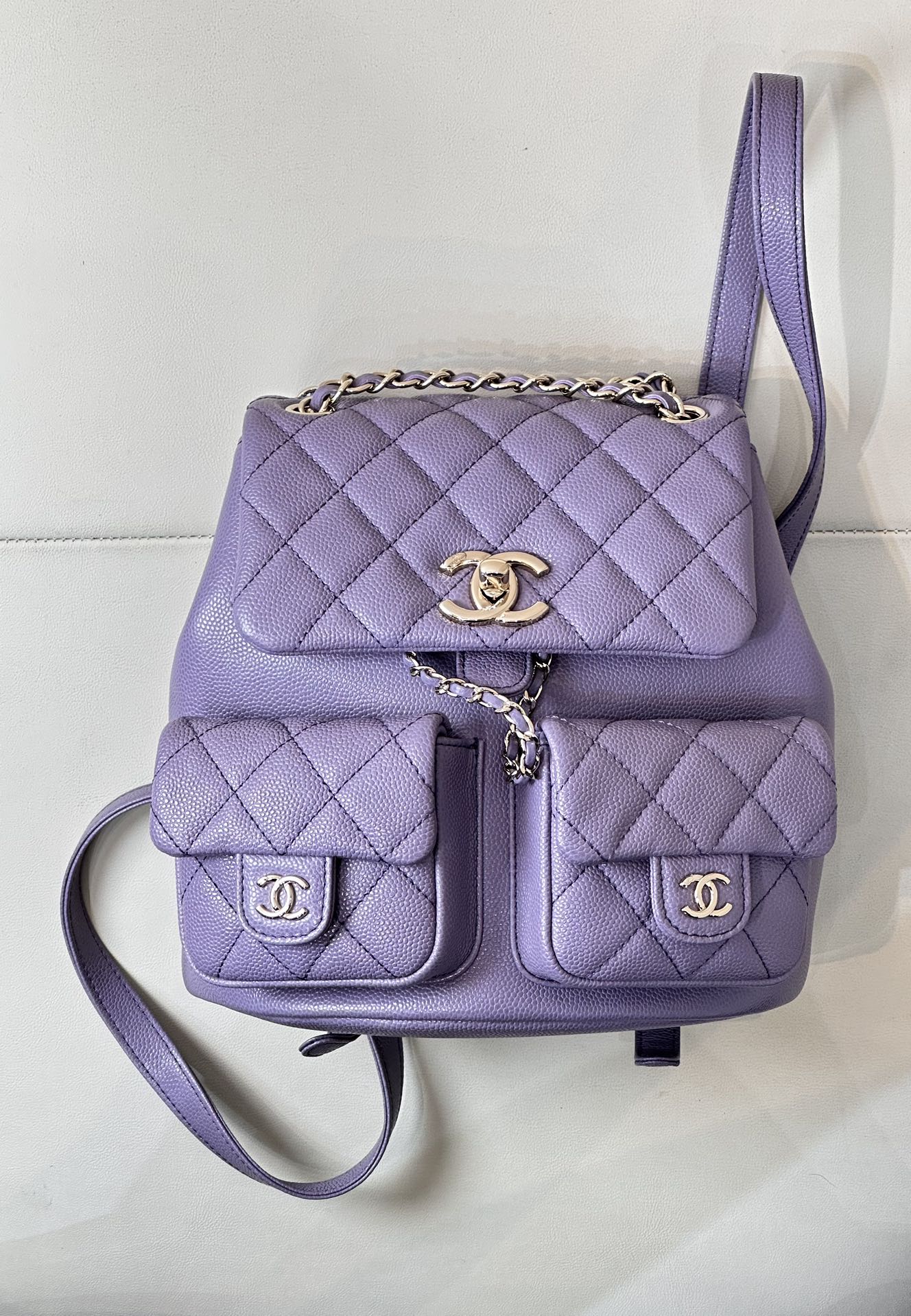 CHANEL Duma 개구리 백 체인 백팩 3포켓 더블 C 로고 드로스트링 클로저 조절 가능한 체인 입체적인 실루엣 데일리 매치 - 최상급 품질