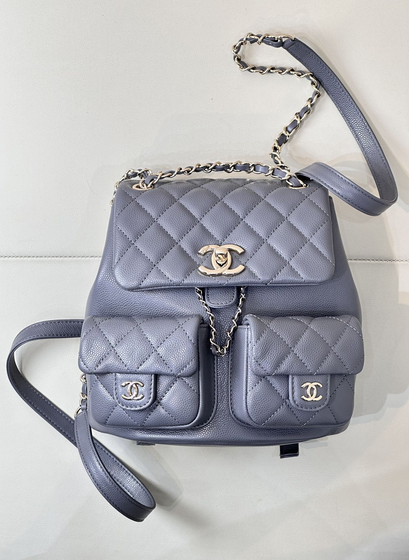 CHANEL Duma 개구리 백 체인 백팩 3포켓 더블 C 로고 드로스트링 클로저 조절 가능한 체인 입체적인 실루엣 데일리 매치 - 최상급 품질