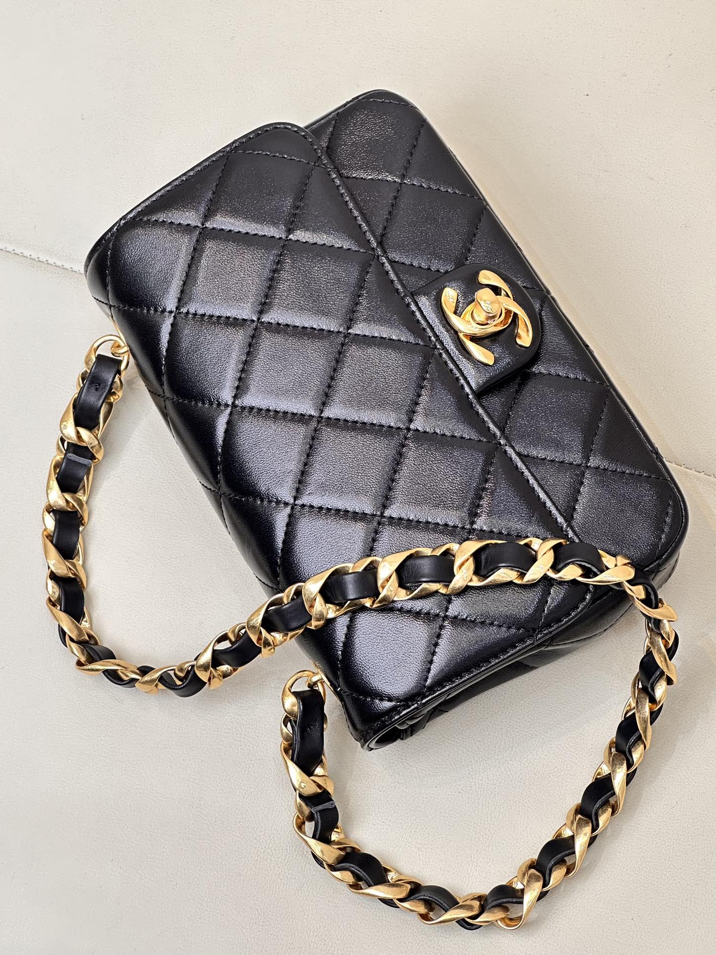 CHANEL 24B Chunky Chain Shoulder Bag Lambskin Black Gold Woven Chain Double C Logo One Shoulder Crossbody Vintage Chic - Top Quality