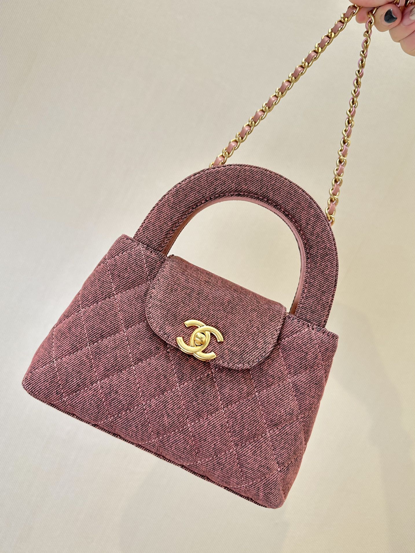 CHANEL KELLY 純正皮革 輸入オイルワックスレザー 柔軟で油分豊か 使うほどに透明感と艶が増す 自然なシボ ソフトで弾力のある手触り