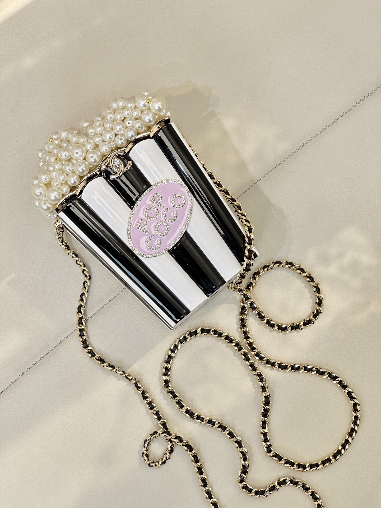 CHANEL папкорн-сумка, цвёрдая сумка, упрыгожванне з жэмчугам, чорна-белая скрынка, ружовыя геаметрычныя літары, калекцыйная серыя, лімітаваная версія, ручная праца, складаная тэхніка - топ-якасць