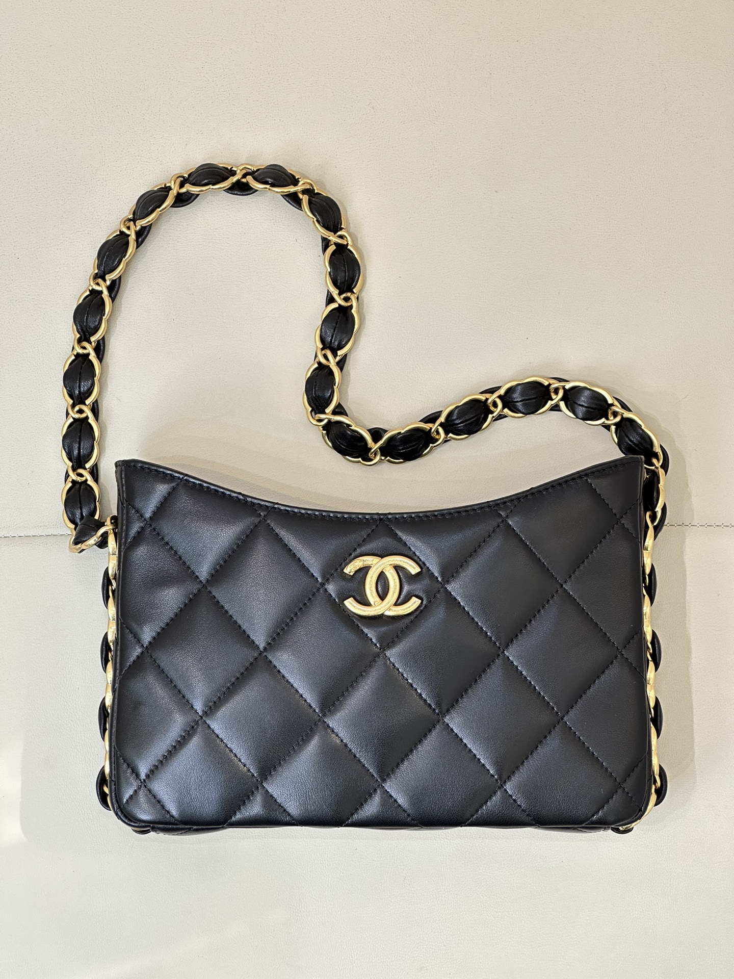 CHANEL 24K New hobo bag, quilted pattern, double C logo, chunky chain, lightweight and relaxed, vintage - top quality