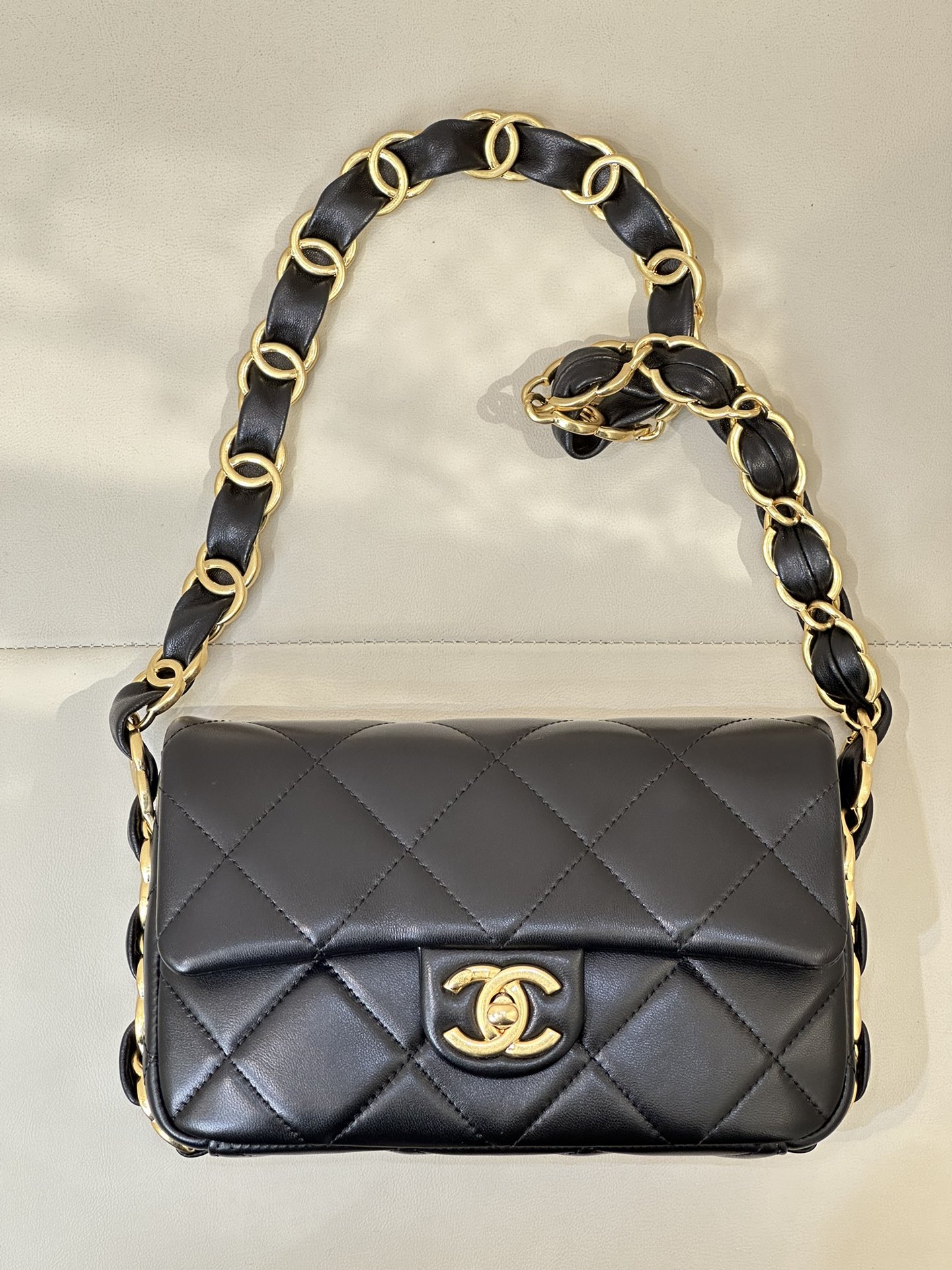 CHANEL 24K Chunky Chain Shoulder Bag Lambskin Black Gold Woven Chain Double C Logo Single Shoulder Crossbody Vintage Chic - Top Quality