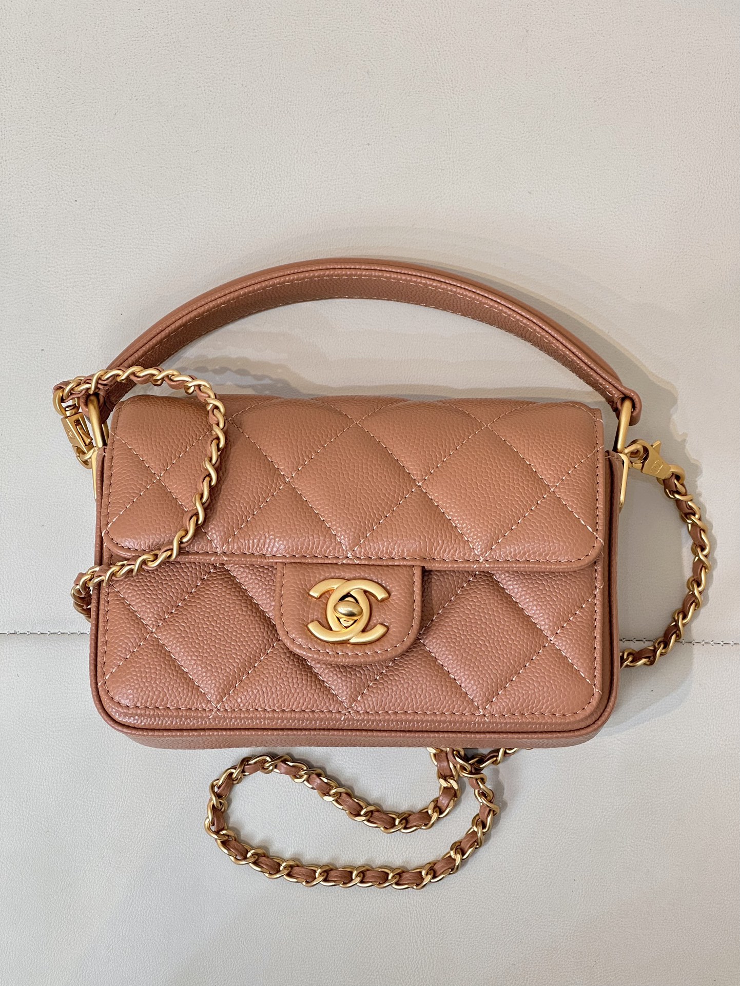CHANEL CF сумка с ручкой и клапаном, кожа икряного зернения, стёганый узор, логотип двойная C, винтажный шик, изысканная и компактная, для рук, через плечо и кросс-боди, классическая модель — высшее качество