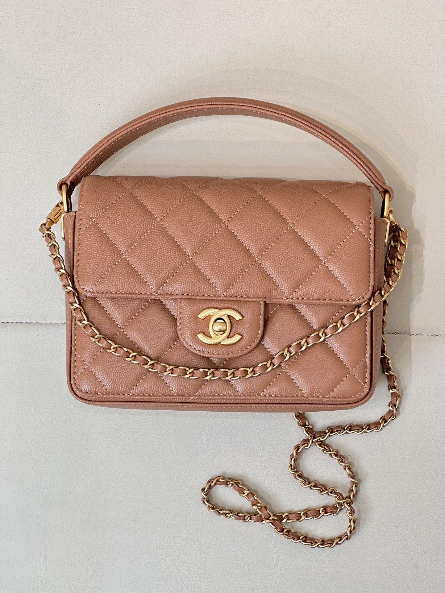 CHANEL CF сумка с ручкой и клапаном, кожа из телячьей кожи с тиснением под зернистую икру, стёганый узор, логотип двойная C, винтажный шик, изысканная и компактная, для рук, на плечо и через плечо, классическая модель — высшее качество