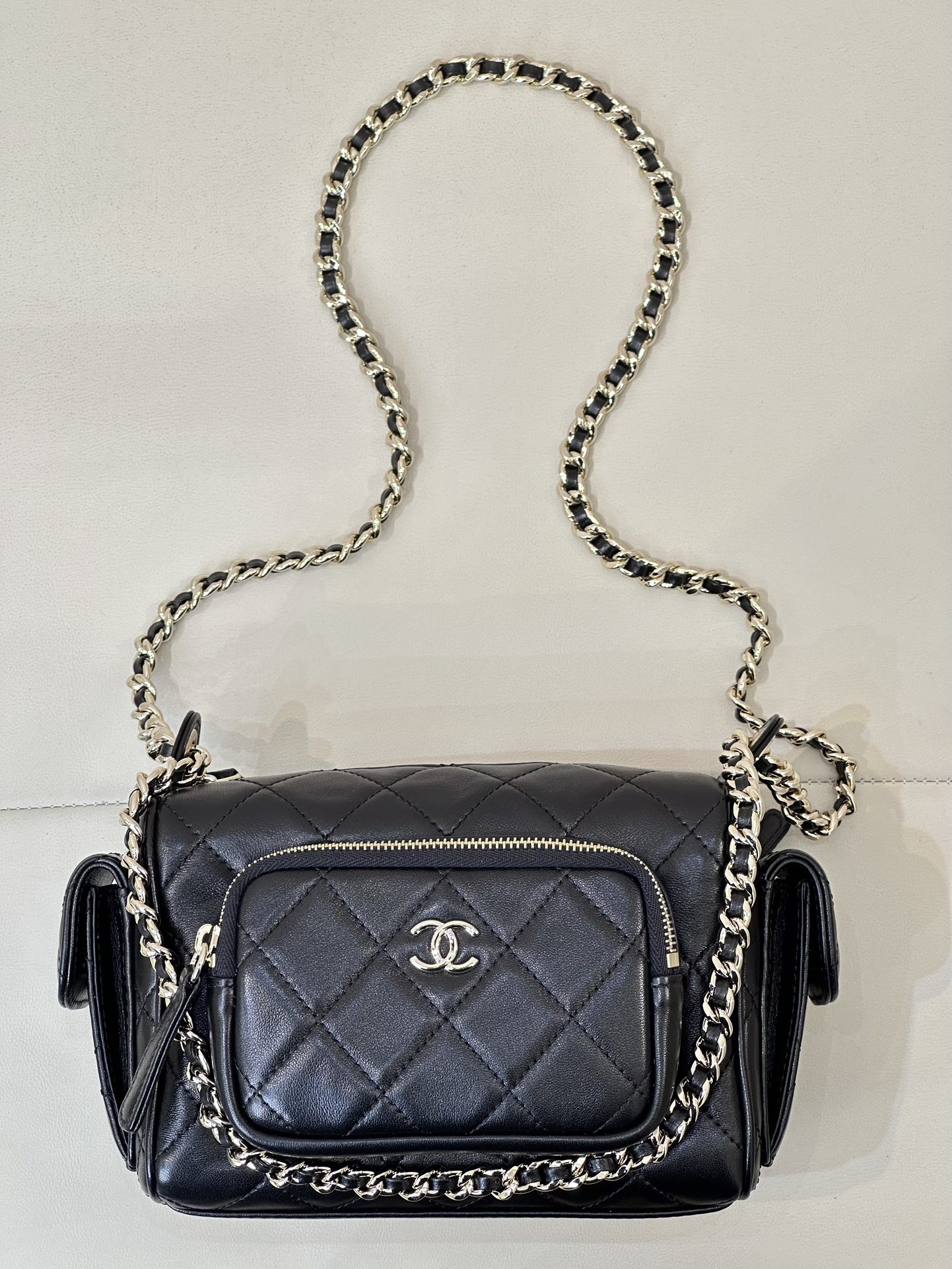 CHANEL Champagne Gold Hardware Black Lambskin Chain Strap Shoulder Crossbody Elegant Versatile - Top Quality