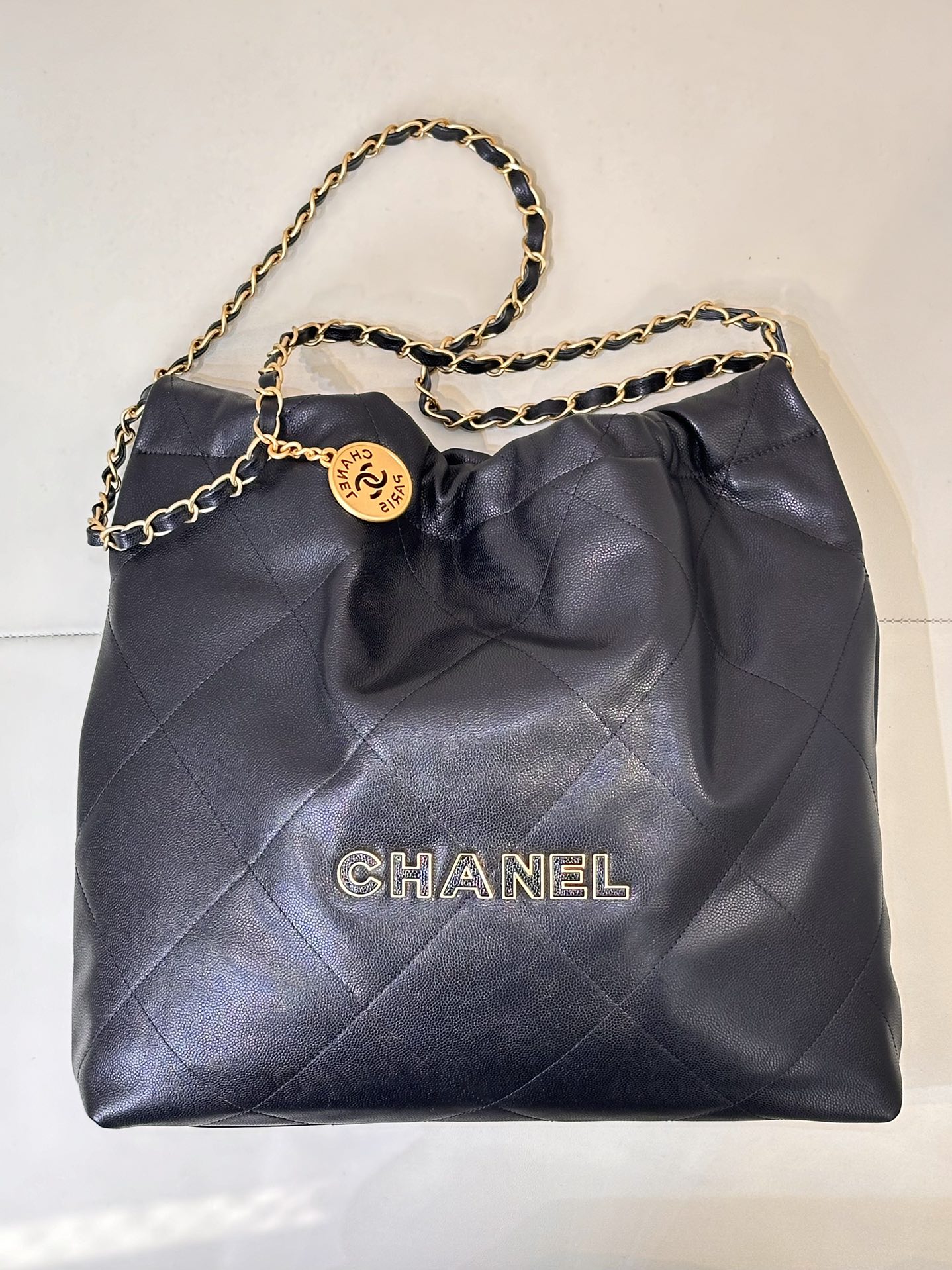 CHANEL Очень вместительная сумка с состаренным логотипом, кожа от оригинального производителя, стёганый узор, сумка года, шоппер, импортная коровья кожа