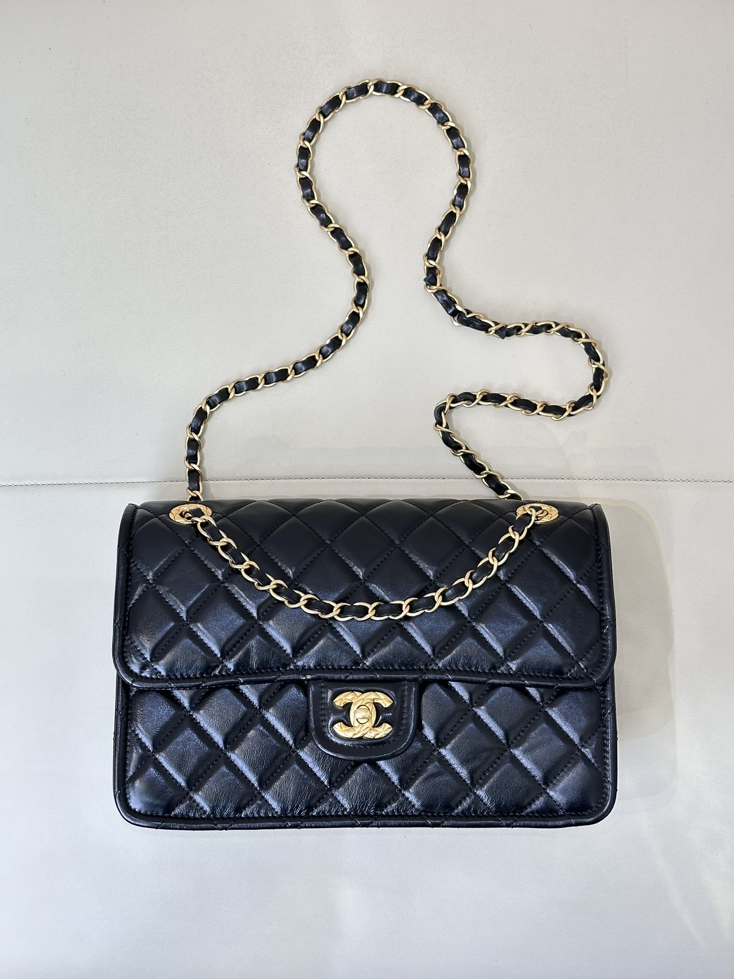 CHANEL 24P Flap Bag Oil Wax Calfskin Black Gold Vintage Shoulder Crossbody Large Capacity - Top Quality