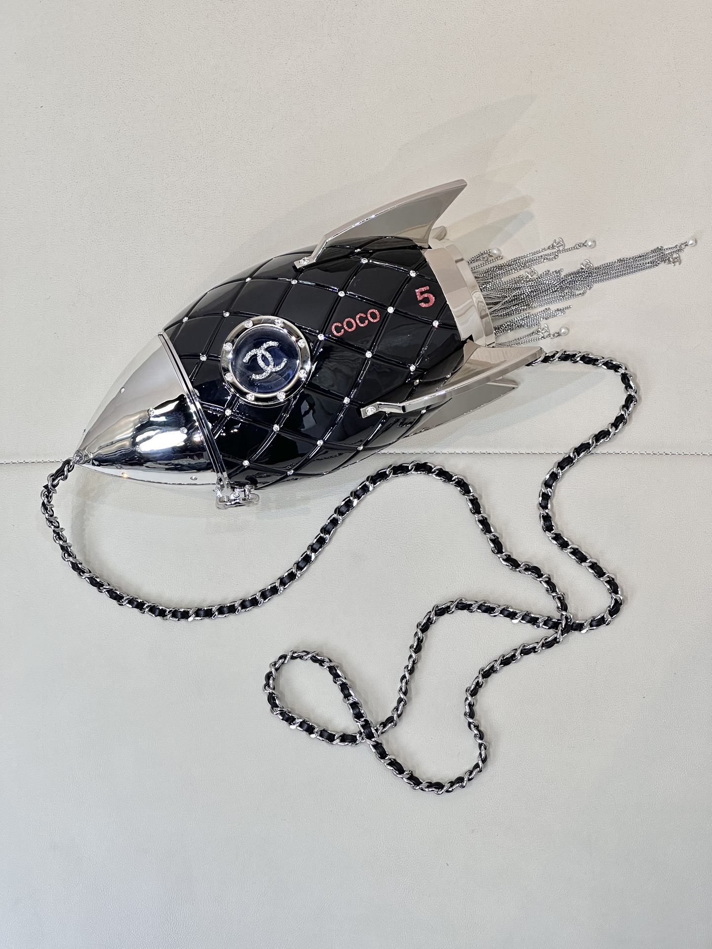 CHANEL кулон-ракета з бахромой, касметычка Minaudière, калекцыя паказу 17, як у Сі Мэн'яа, лімітаваная калекцыя, дзіцячая і вытанчаная — топ-якасць