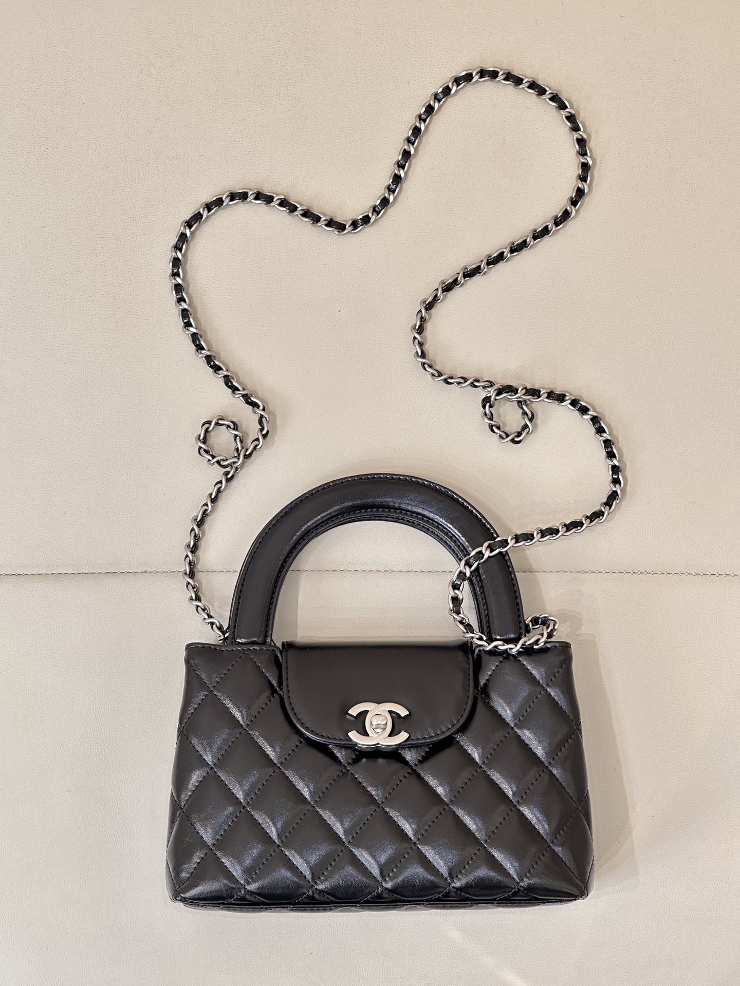 CHANEL KELLY 純正レザー 輸入ワックスレザー 柔軟で油分豊か 使うほどに透明感と艶が増す 自然なシボ しっとり弾力のある手触り