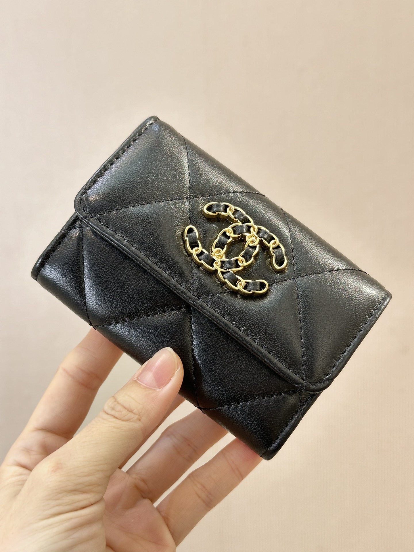 CHANEL 올해의 대히트 19 시리즈 지갑 5가지 옵션 칼 라거펠트와 현 디자인 디렉터 공동 제작 섬세한 어린 양가죽