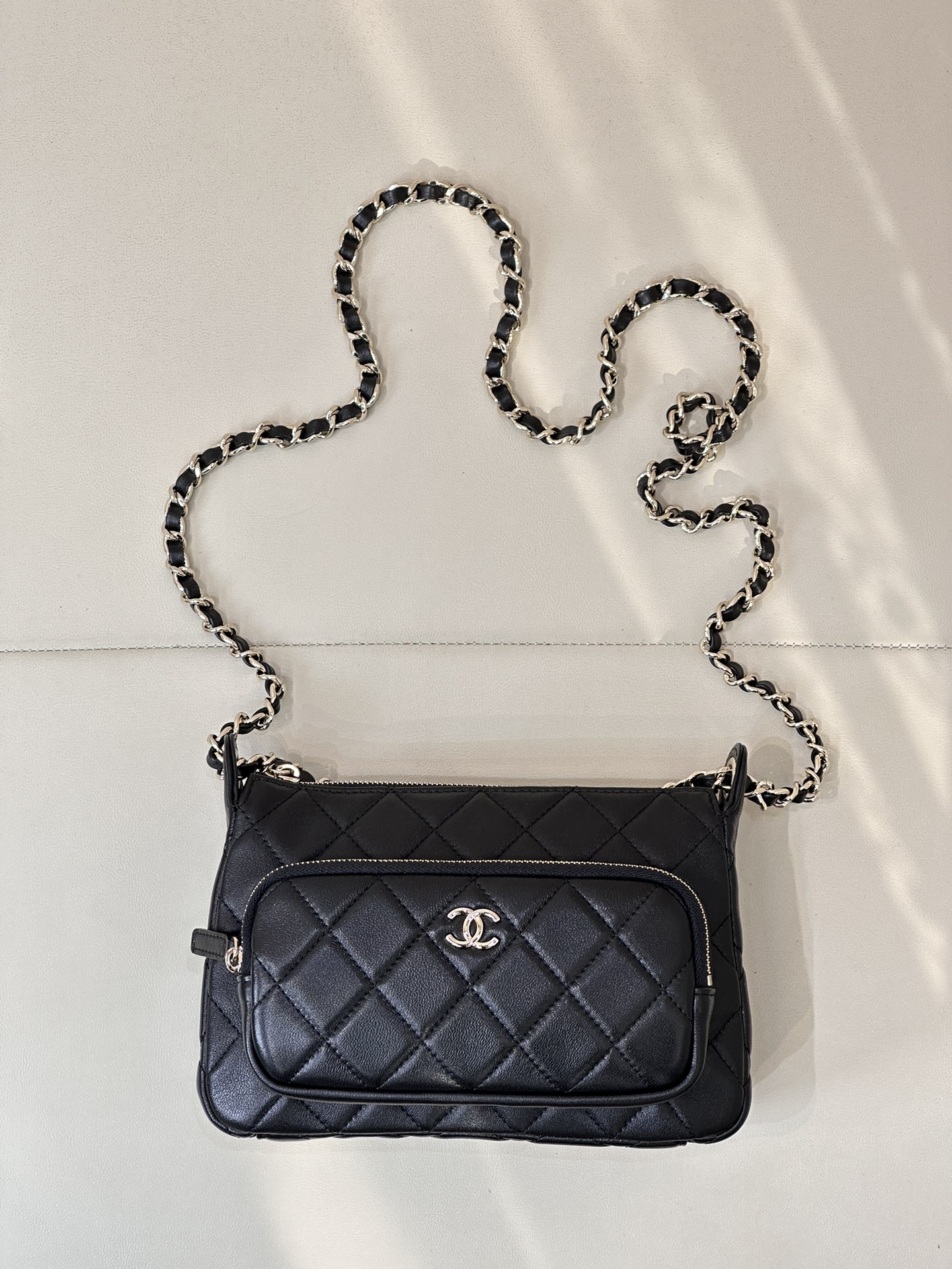 4349 La serie de bolsos Clutch With Chain de CHANEL es una serie que te hará caer en la trampa una vez que te metas en …