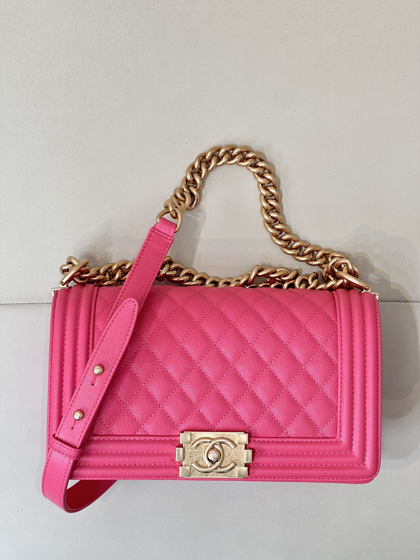 CHANEL LE BOY importé original en cuir de veau caviar, surface douce et délicate + agrandir pour voir les différentes textures