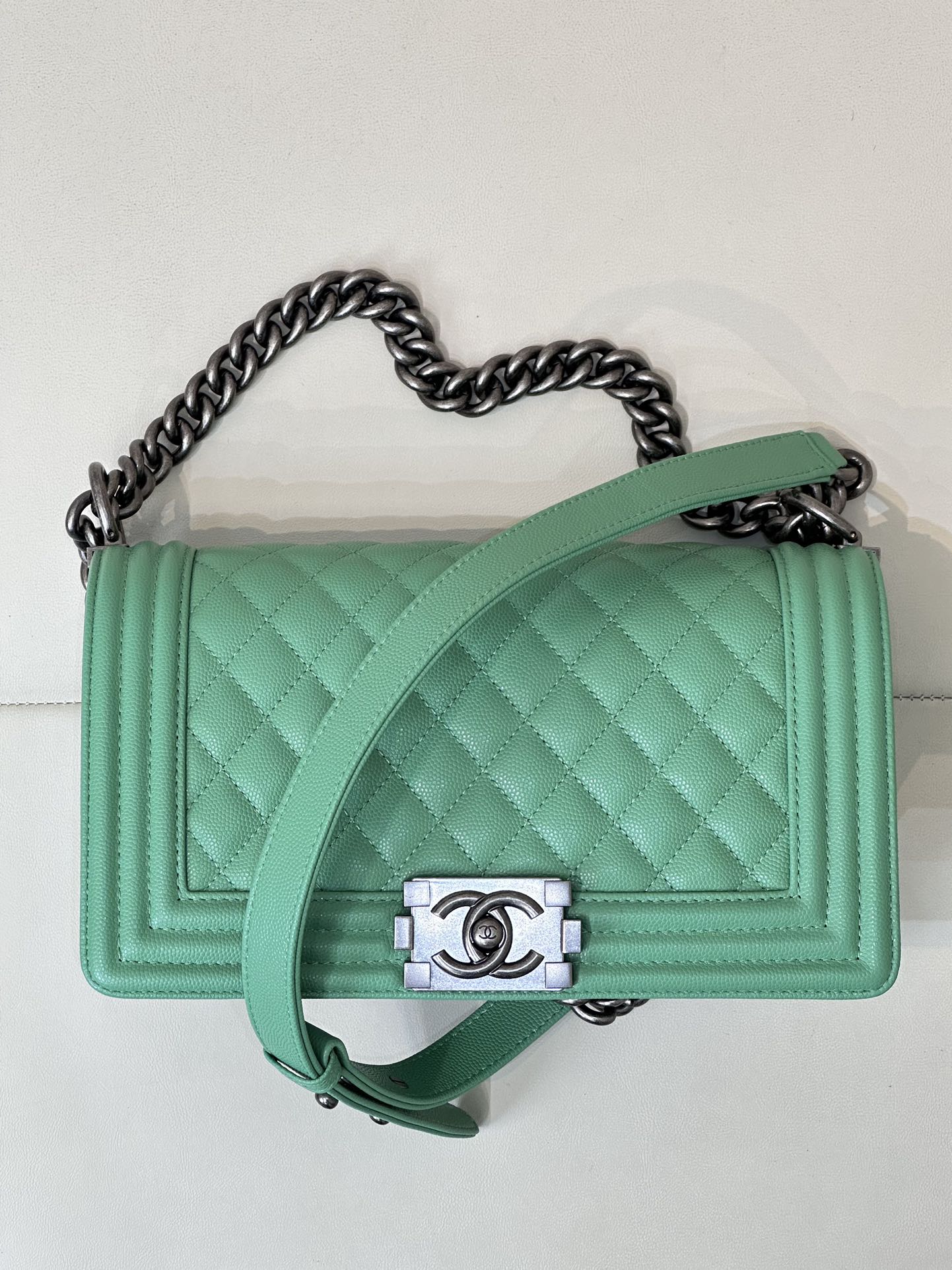 CHANEL LE BOY importé original en cuir de veau caviar, surface douce et fine + agrandir pour voir les différentes textures