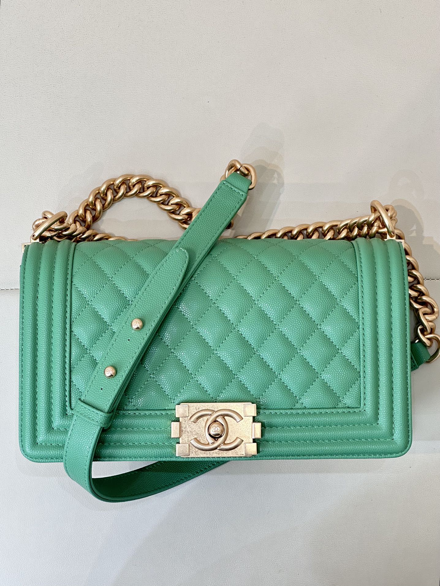 CHANEL LE BOY importé original en cuir de veau caviar, surface douce et délicate + agrandir pour voir les différentes textures