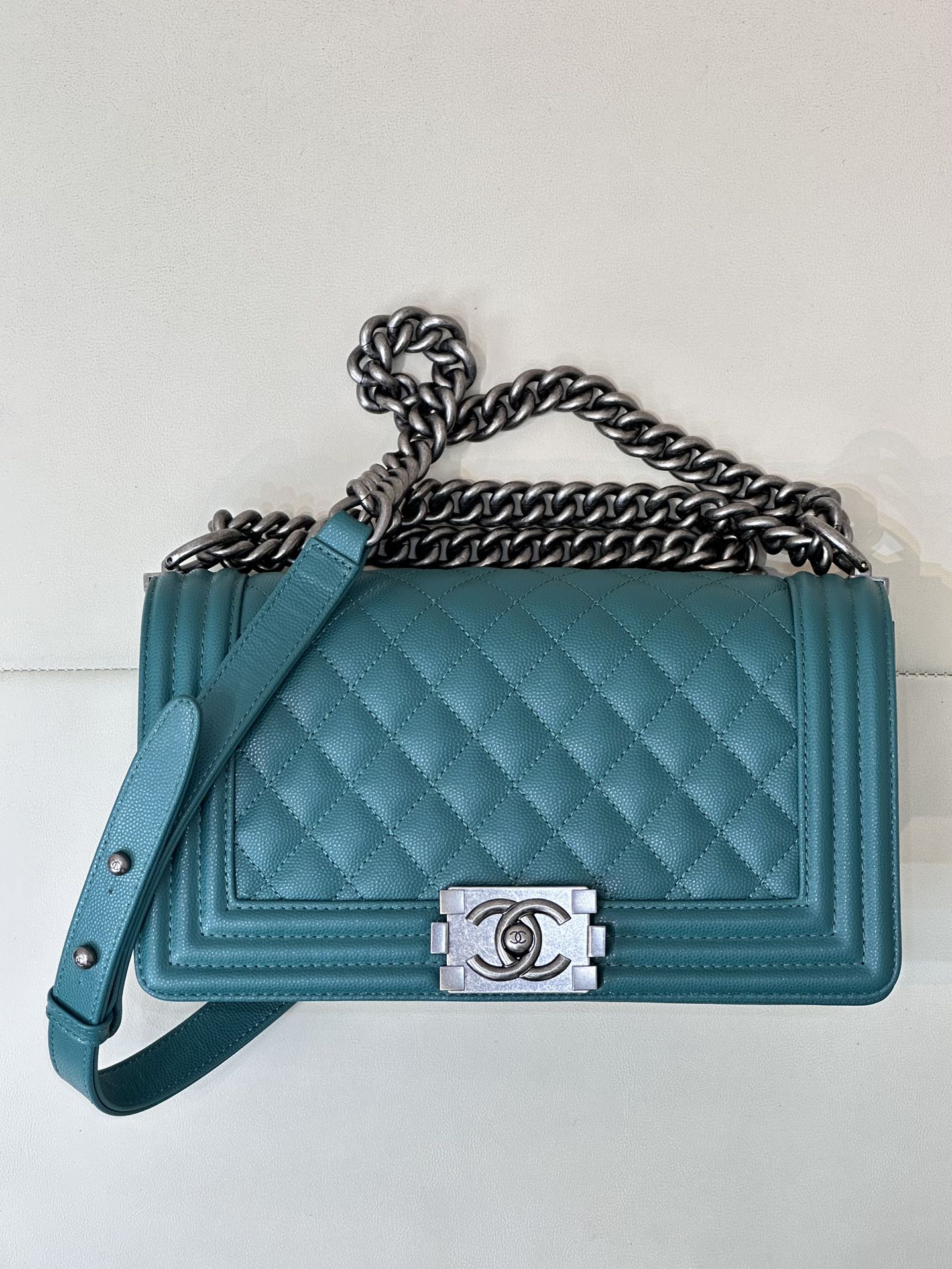 CHANEL LE BOY importé original en cuir de veau caviar, surface douce et fine + agrandir pour voir les différentes textures