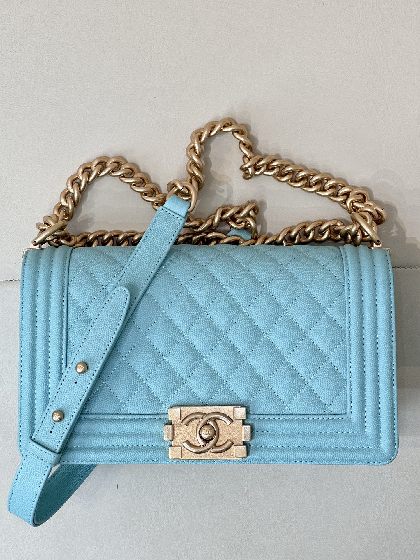 CHANEL LE BOY імпартны арыгінальны скураны матэрыял з цісненнем пад ікру, паверхня мяккая і далікатная + павялічце, каб убачыць розныя тэкстуры