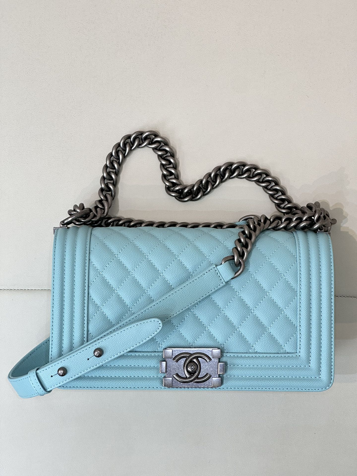 CHANEL LE BOY importé original en cuir de veau caviar, surface douce et fine + agrandir pour voir les différentes textures