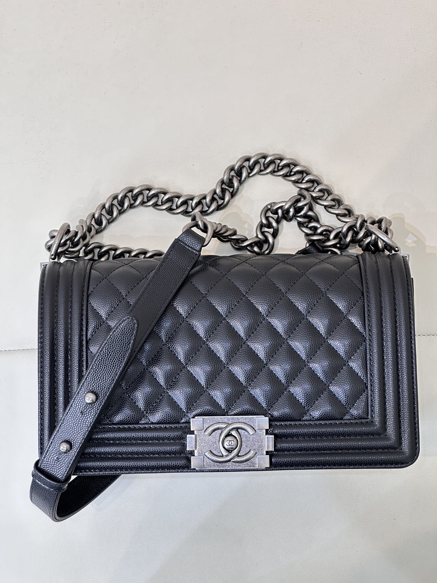 CHANEL LE BOY 수입 정품 캐비어 카프스킨 표면 부드럽고 섬세함 + 확대해 보면 다양한 텍스처