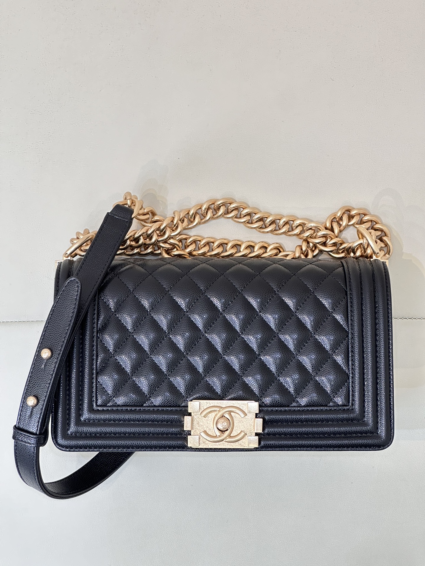 CHANEL LE BOY 수입 정품 캐비어 카프스킨 표면 부드럽고 섬세함 + 확대해 보면 다양한 텍스처