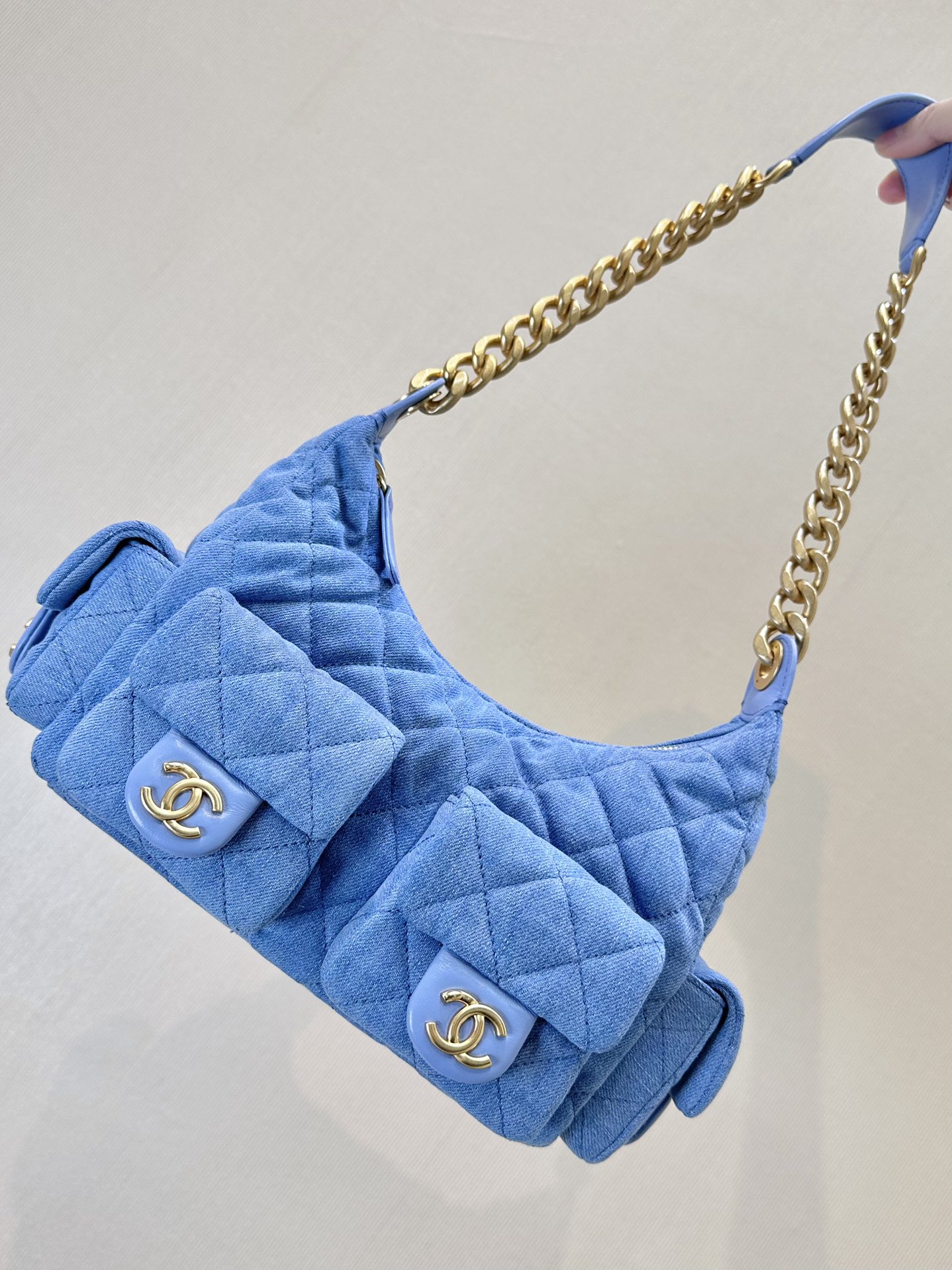 El vagabundo hippie de mezclilla 5339 Chanel 25C se convirtió en un artículo de moda de alto perfil después de que Jenn…