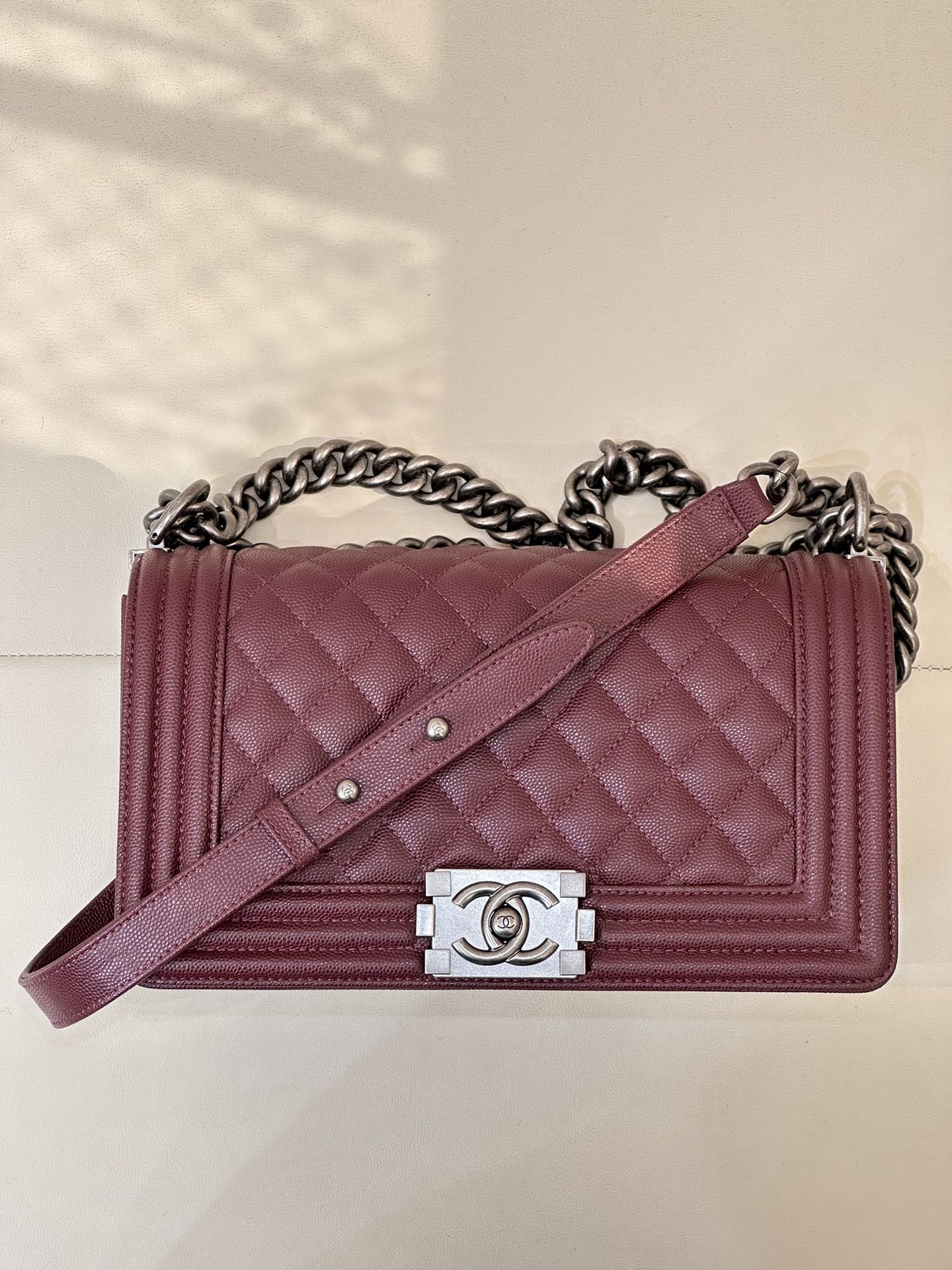 CHANEL LE BOY 수입 정품 캐비어 카프스킨 표면 부드럽고 섬세함 + 확대해 보면 다양한 텍스처