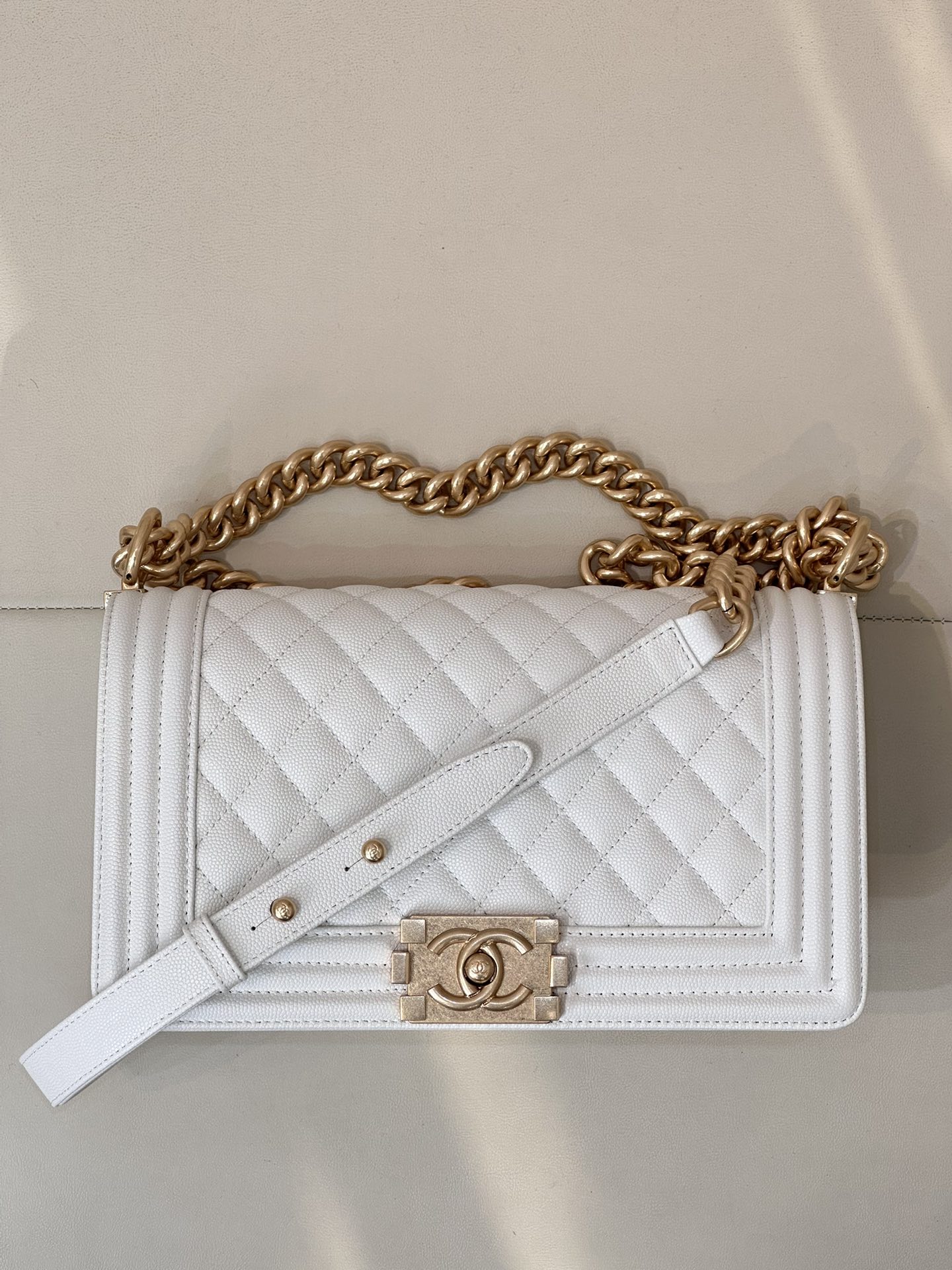 CHANEL LE BOY 수입 정품 캐비어 카프스킨 표면이 부드럽고 섬세함 + 확대해 보면 다양한 텍스처