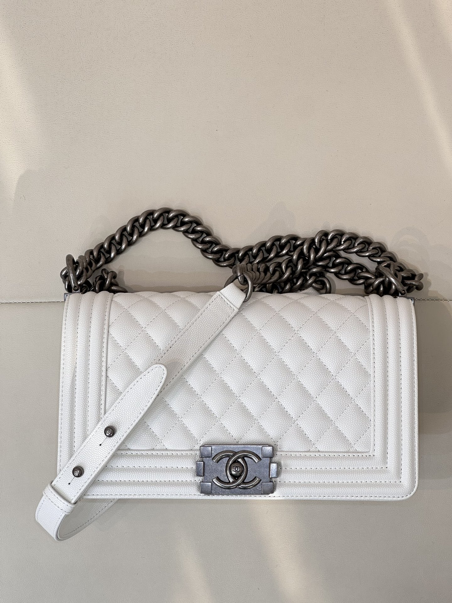 CHANEL LE BOY 수입 정품 캐비어 카프스킨 표면 부드럽고 섬세함 + 확대해 보면 다양한 텍스처