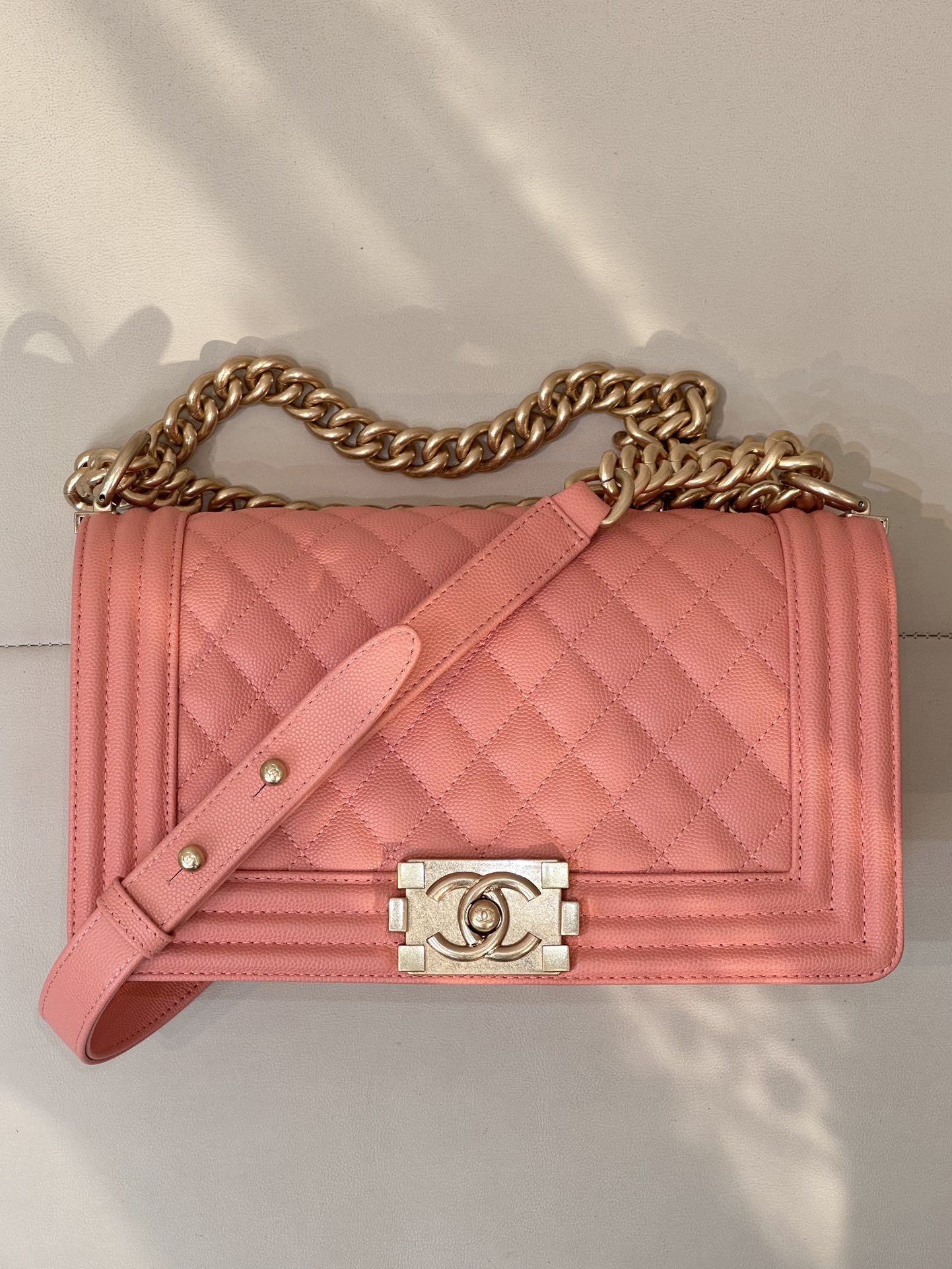 CHANEL LE BOY 수입 정품 캐비어 카프스킨 표면 부드럽고 섬세함 + 확대해 보면 다양한 텍스처