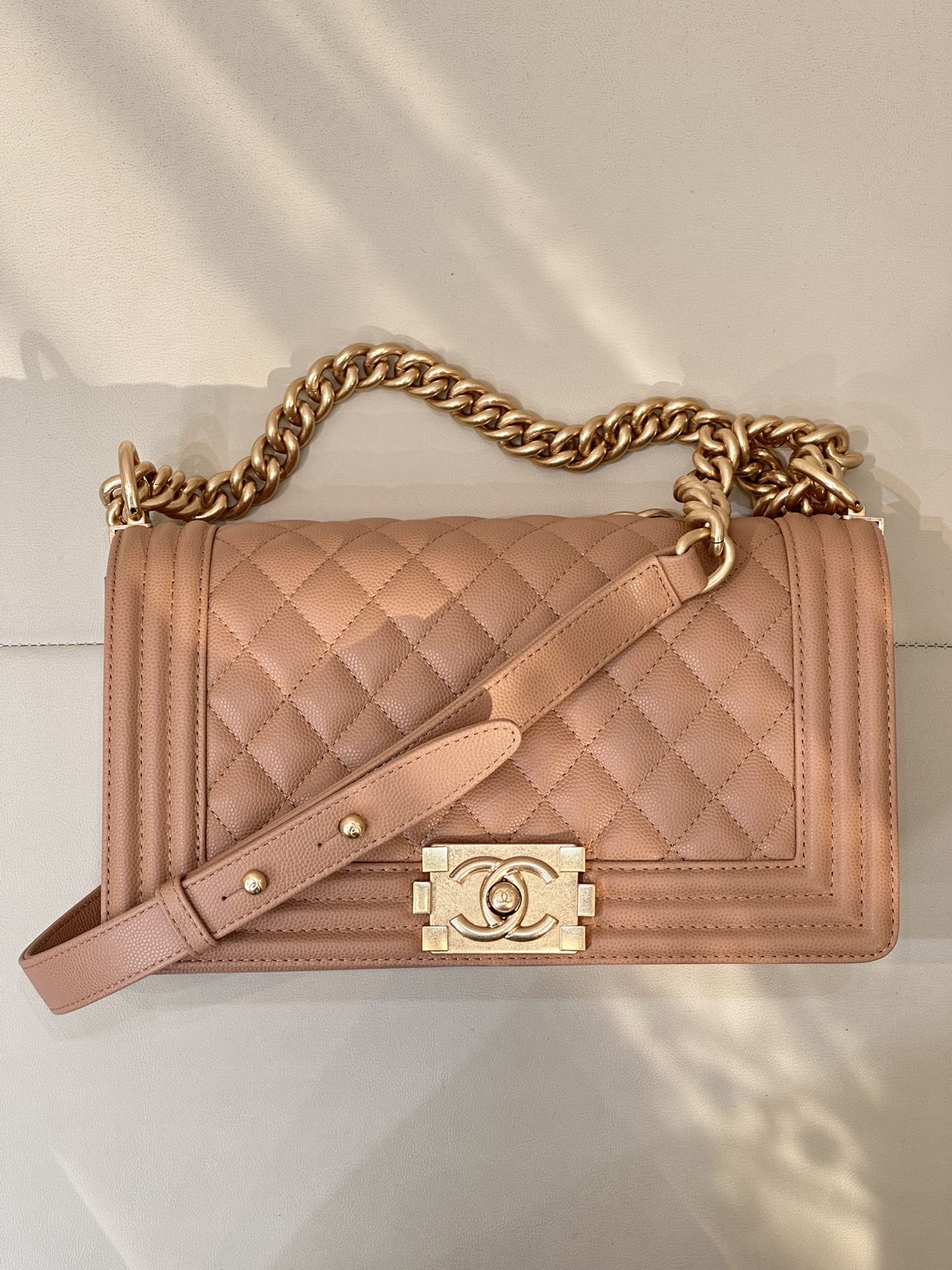 CHANEL LE BOY 수입 정품 캐비어 카프스킨 표면 부드럽고 섬세함 + 확대해 보면 다양한 텍스처