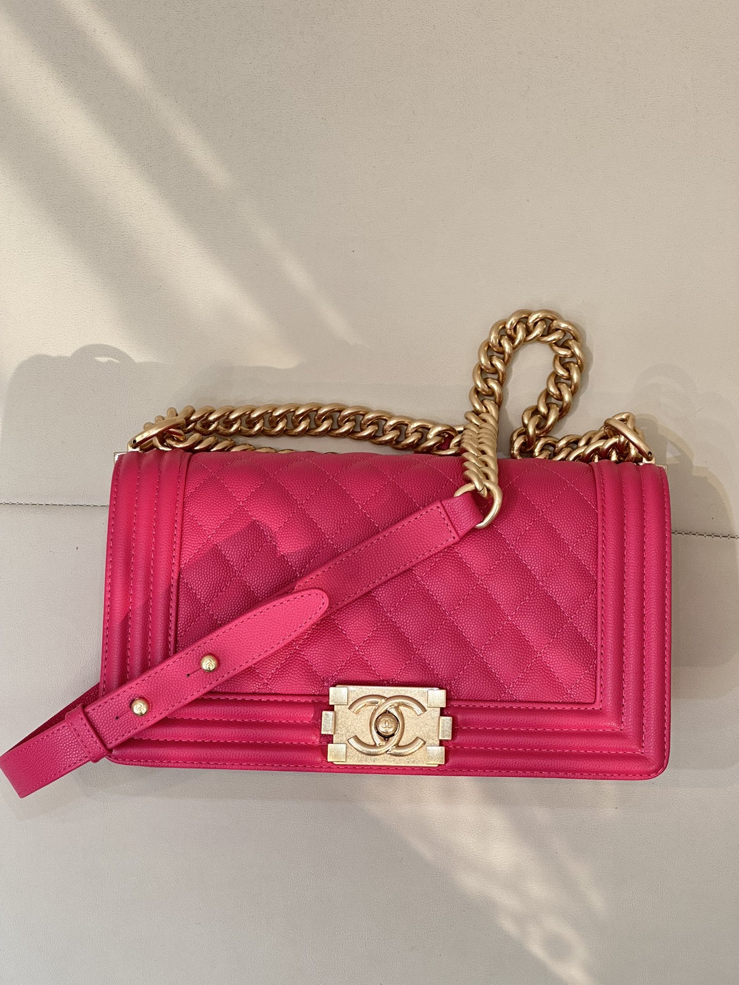CHANEL LE BOY 수입 정품 캐비어 소가죽 표면 부드럽고 섬세함 + 확대해 보면 다양한 텍스처