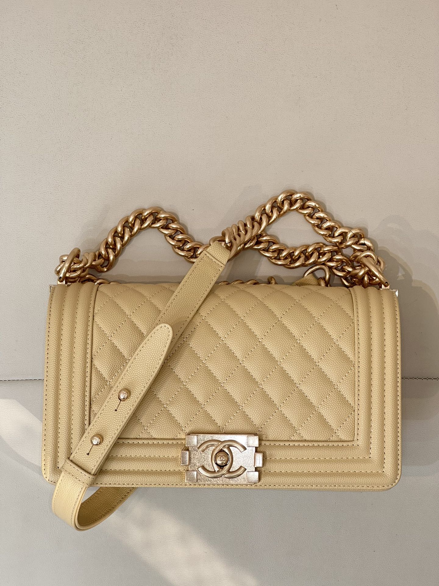CHANEL LE BOY 수입 정품 캐비어 카프스킨 표면 부드럽고 섬세함 + 확대해 보면 다양한 텍스처