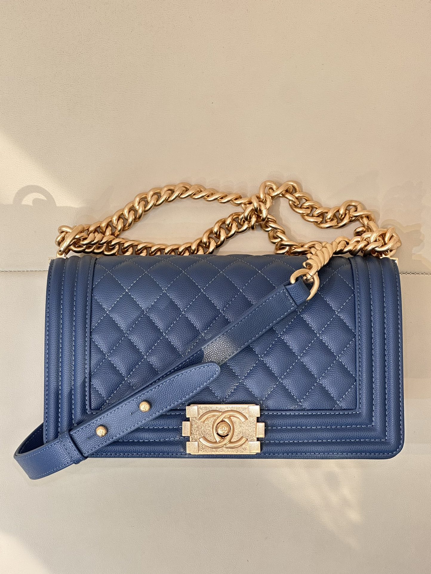 CHANEL LE BOY 수입 정품 캐비어 카프스킨 표면 부드럽고 섬세함 + 확대해 보면 다양한 텍스처