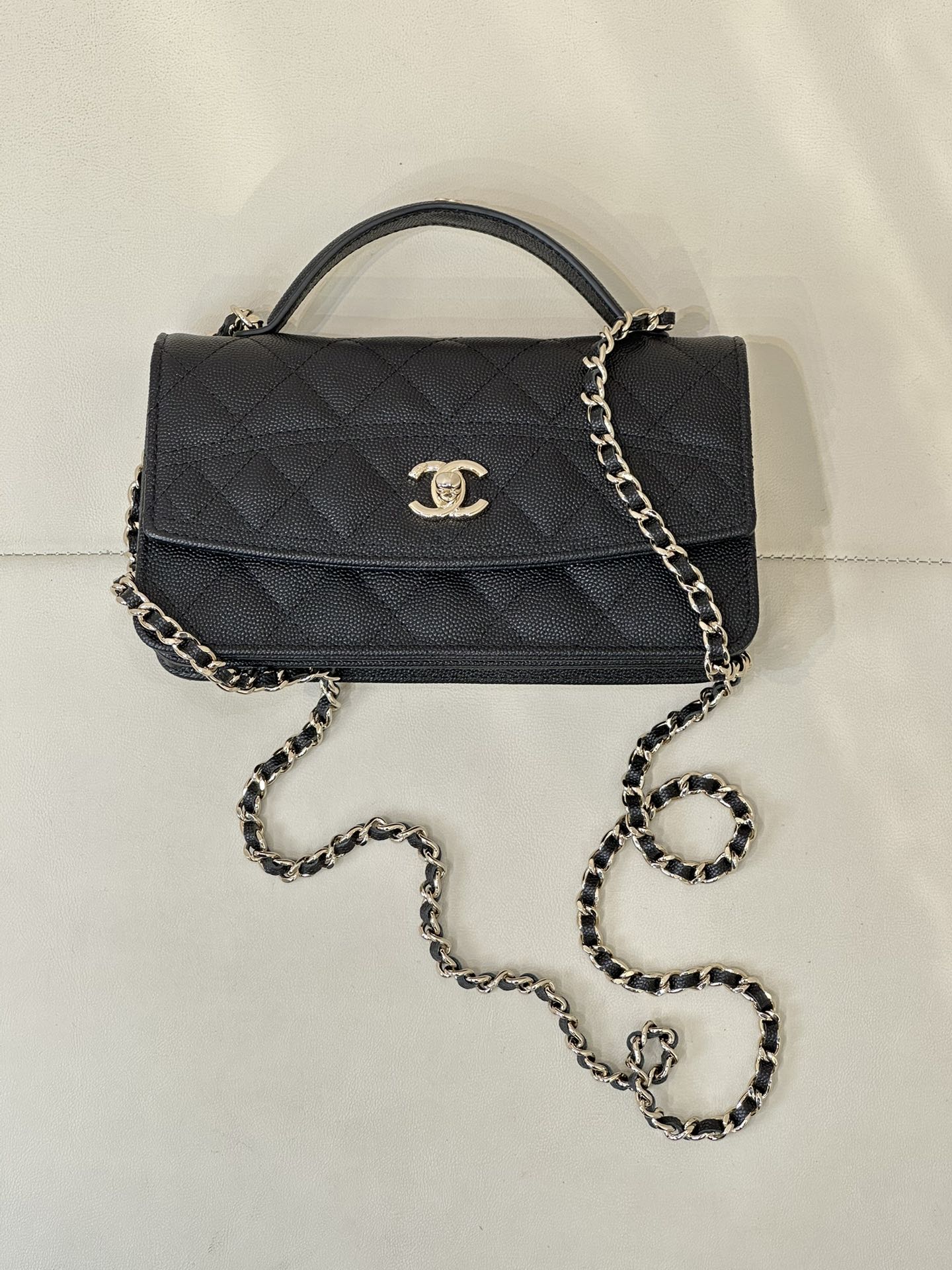 CHANEL 25C сумка wox на цепочке, изогнутый клапан, ручка, зернистая телячья кожа, икра, ромбовидная стёжка, логотип двойная C, винтажный премиум, изысканная элегантность, универсальная, подиумная модель, старый канал — высшее качество