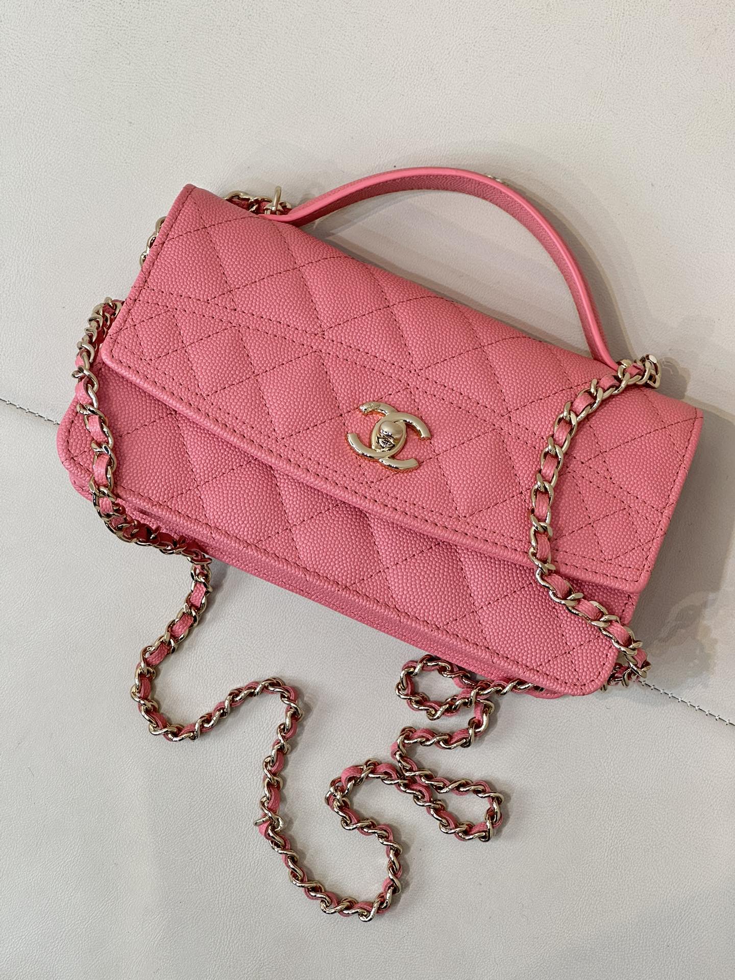 CHANEL 25C сумка wox на цепочке, изогнутый клапан, ручка, зернистая телячья кожа, икра, ромбовидная стёжка, логотип двойная C, винтажный премиум, изысканная элегантность, универсальная, подиумная модель, старый канал — топовое качество